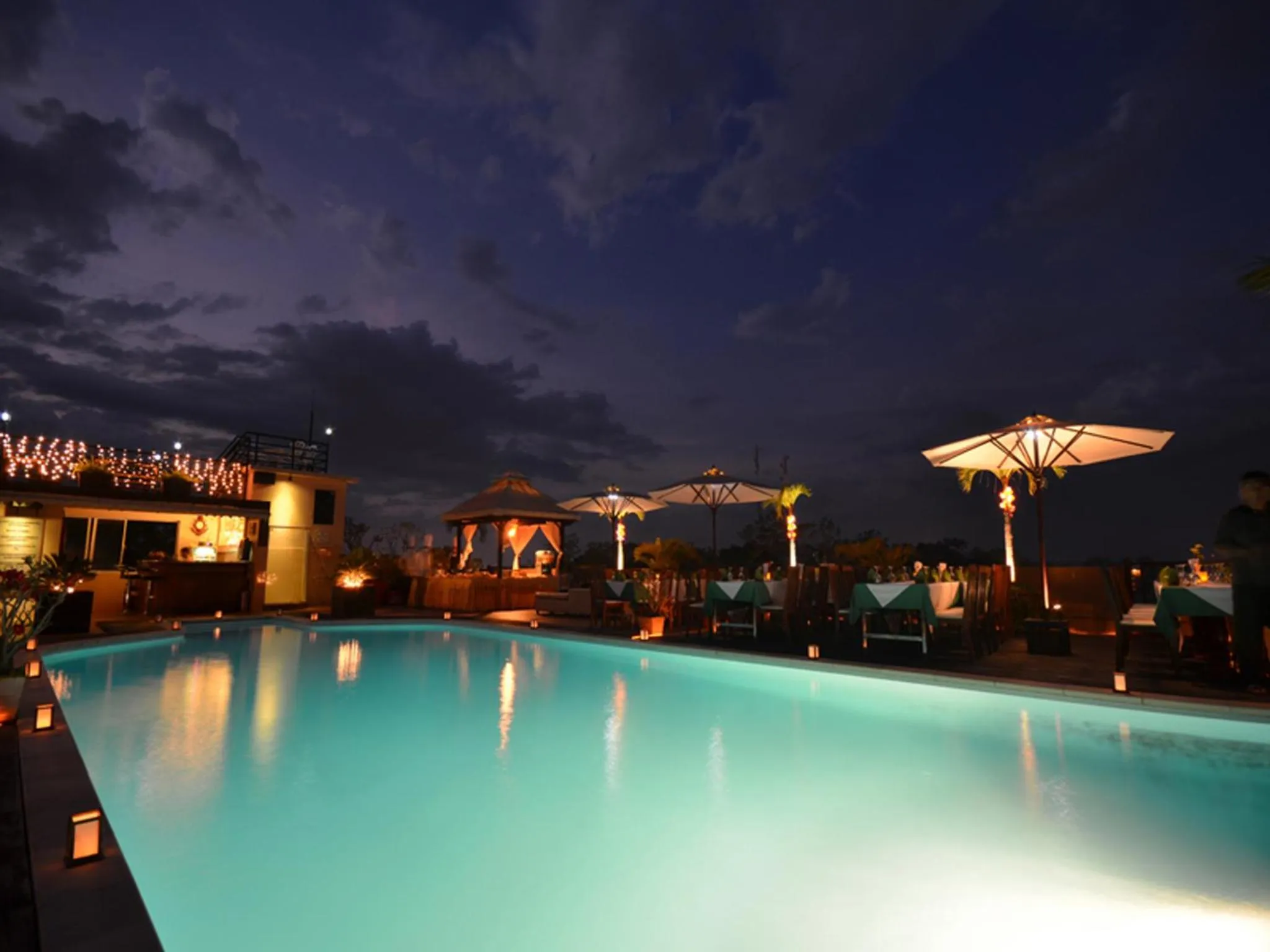 Swimming pool in City River Hotel