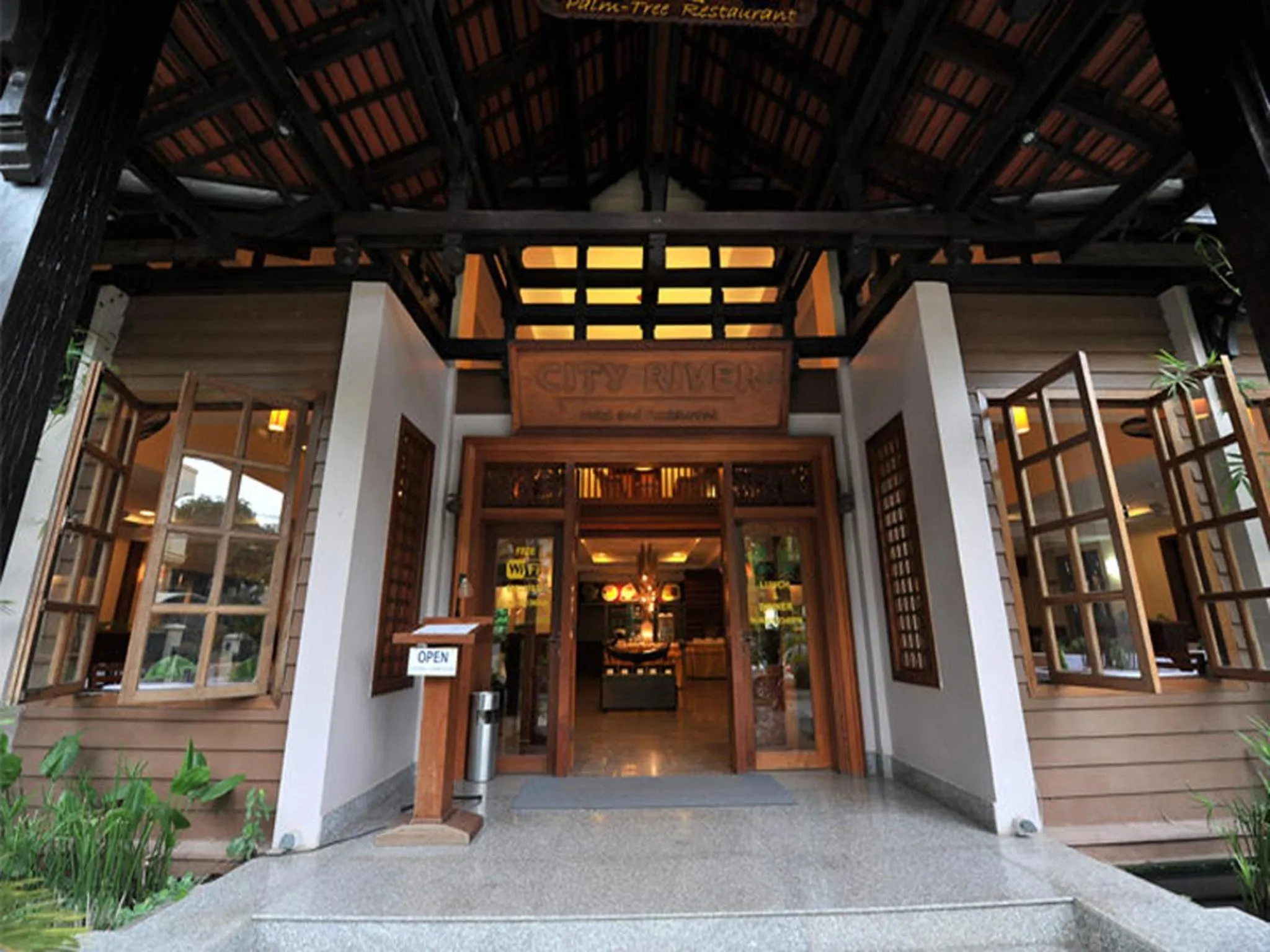 Facade/entrance in City River Hotel