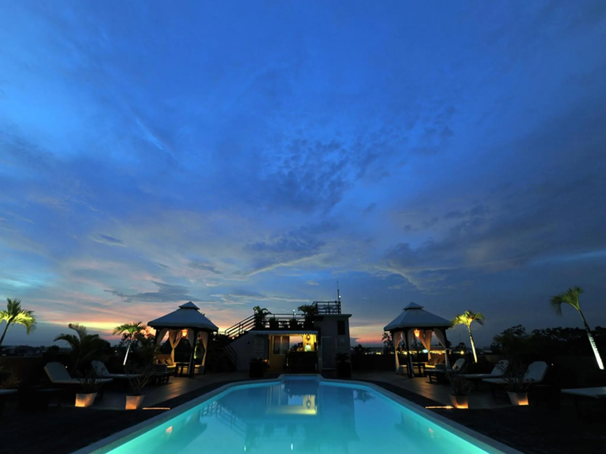 Swimming pool in City River Hotel