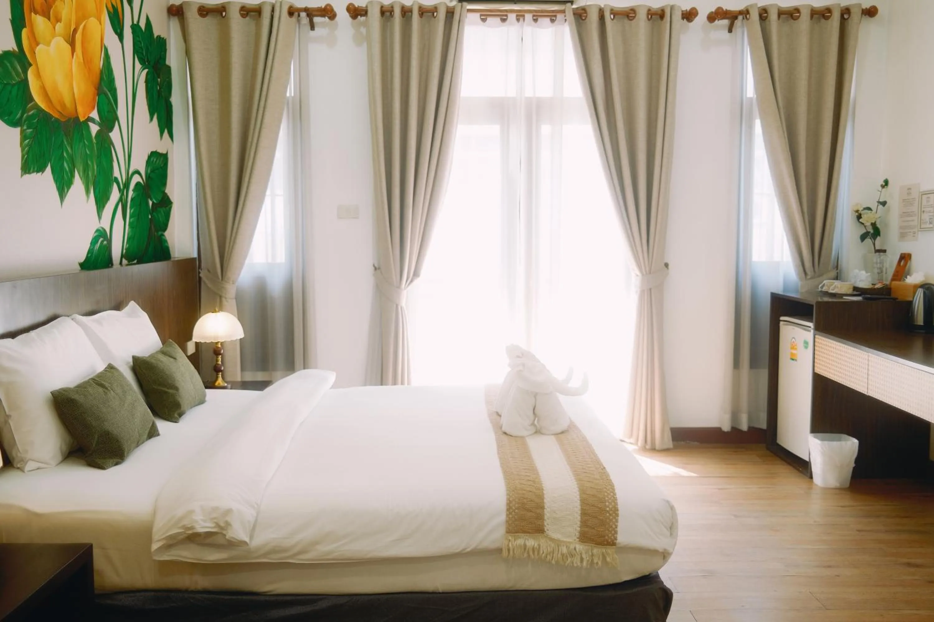 Bed in La Burie Gallery Hotel