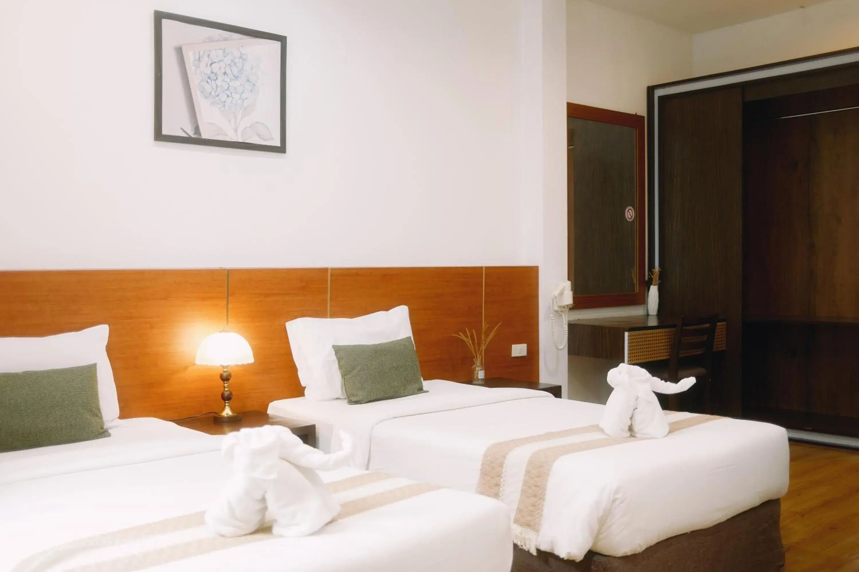 Deluxe Twin Room in La Burie Gallery Hotel Deluxe Twin Room in La Burie Gallery Hotel