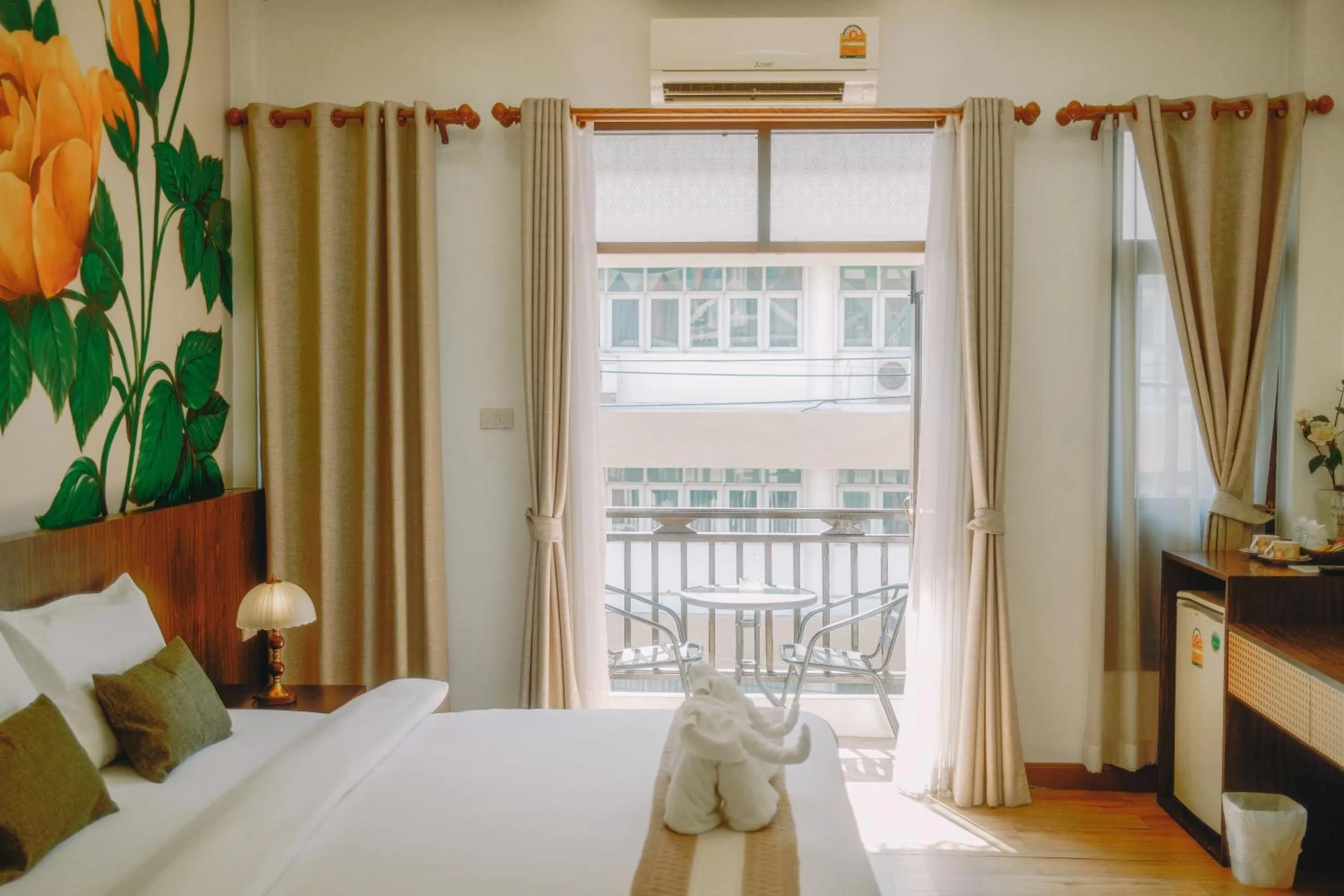 Balcony/Terrace, Bed in La Burie Gallery Hotel