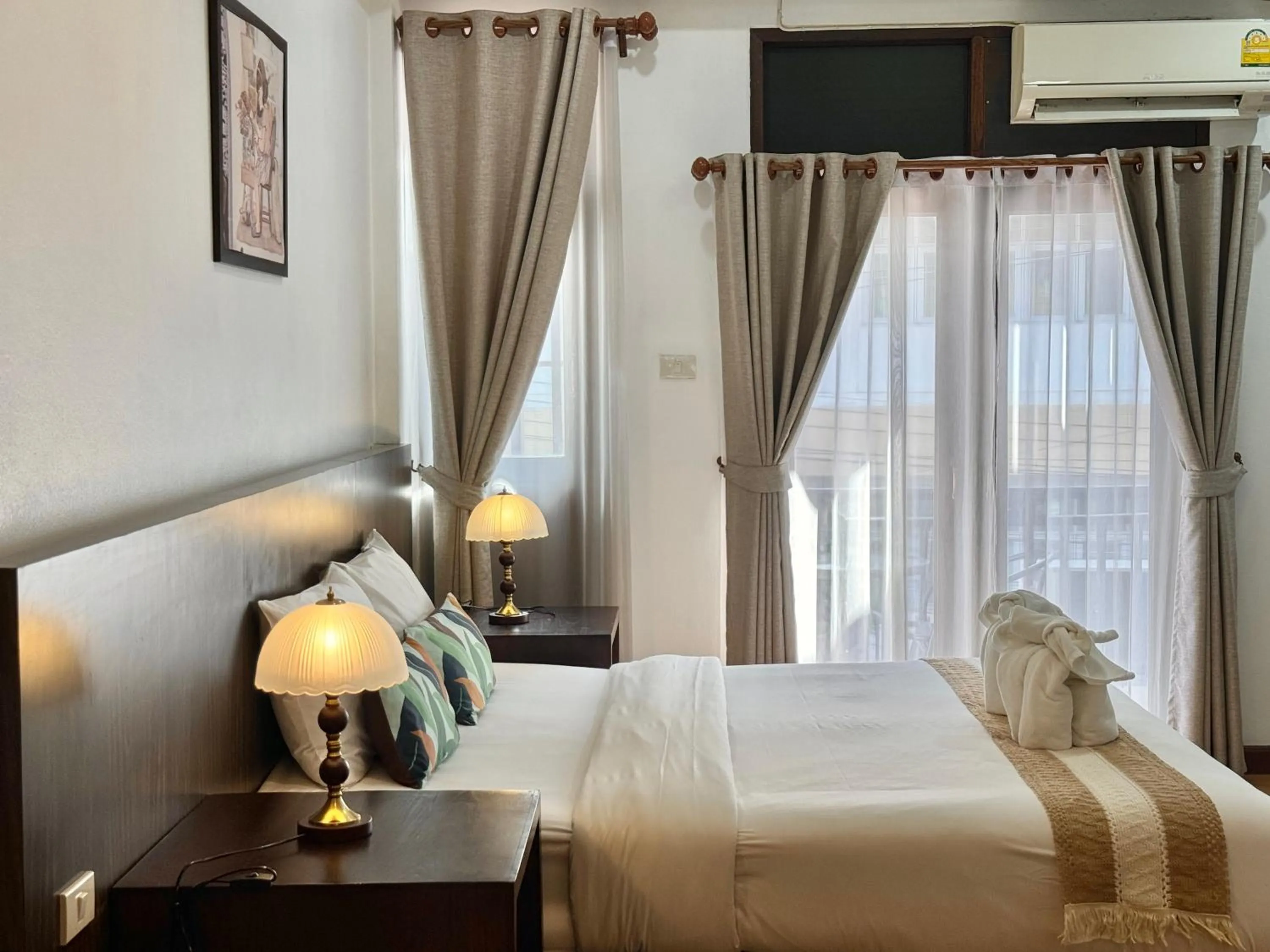 Bed in La Burie Gallery Hotel