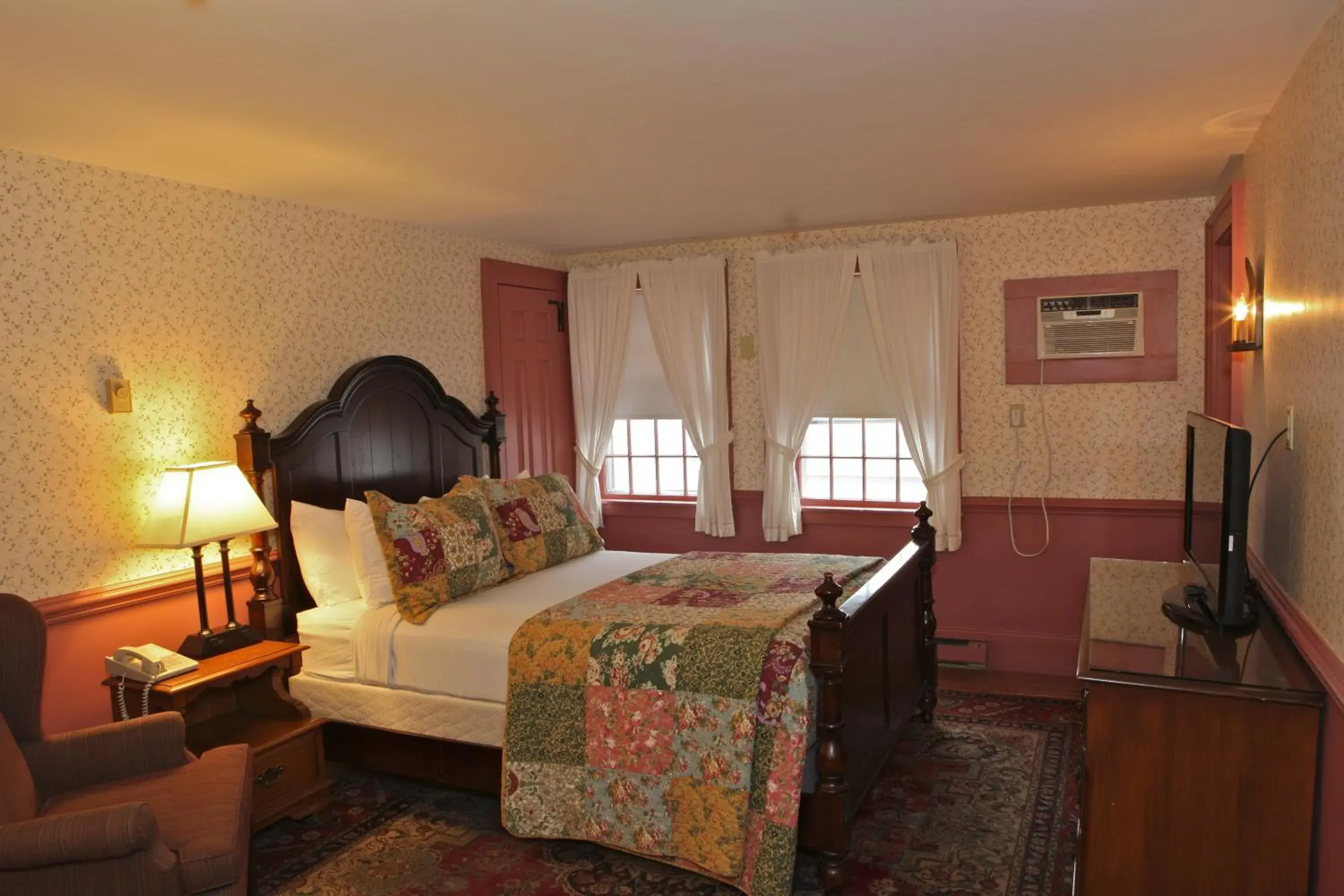 Deluxe Queen Room with One Queen Bed in Publick House Historic Inn and Country Motor Lodge Deluxe Queen Room with One Queen Bed in Publick House Historic Inn and Country Motor Lodge