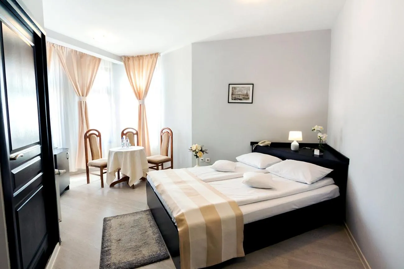 Bed in Astoria Hotel & Restaurant