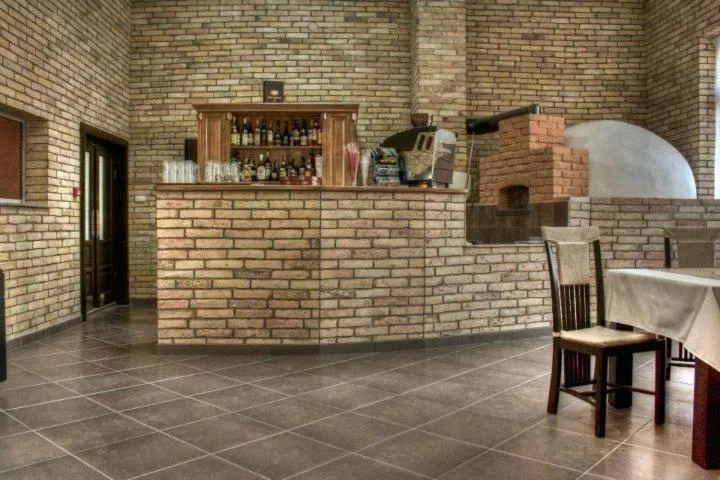 Restaurant/places to eat in Astoria Hotel & Restaurant