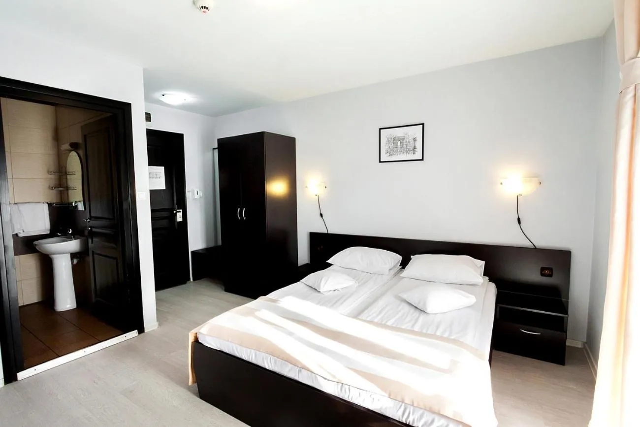 Bed in Astoria Hotel & Restaurant