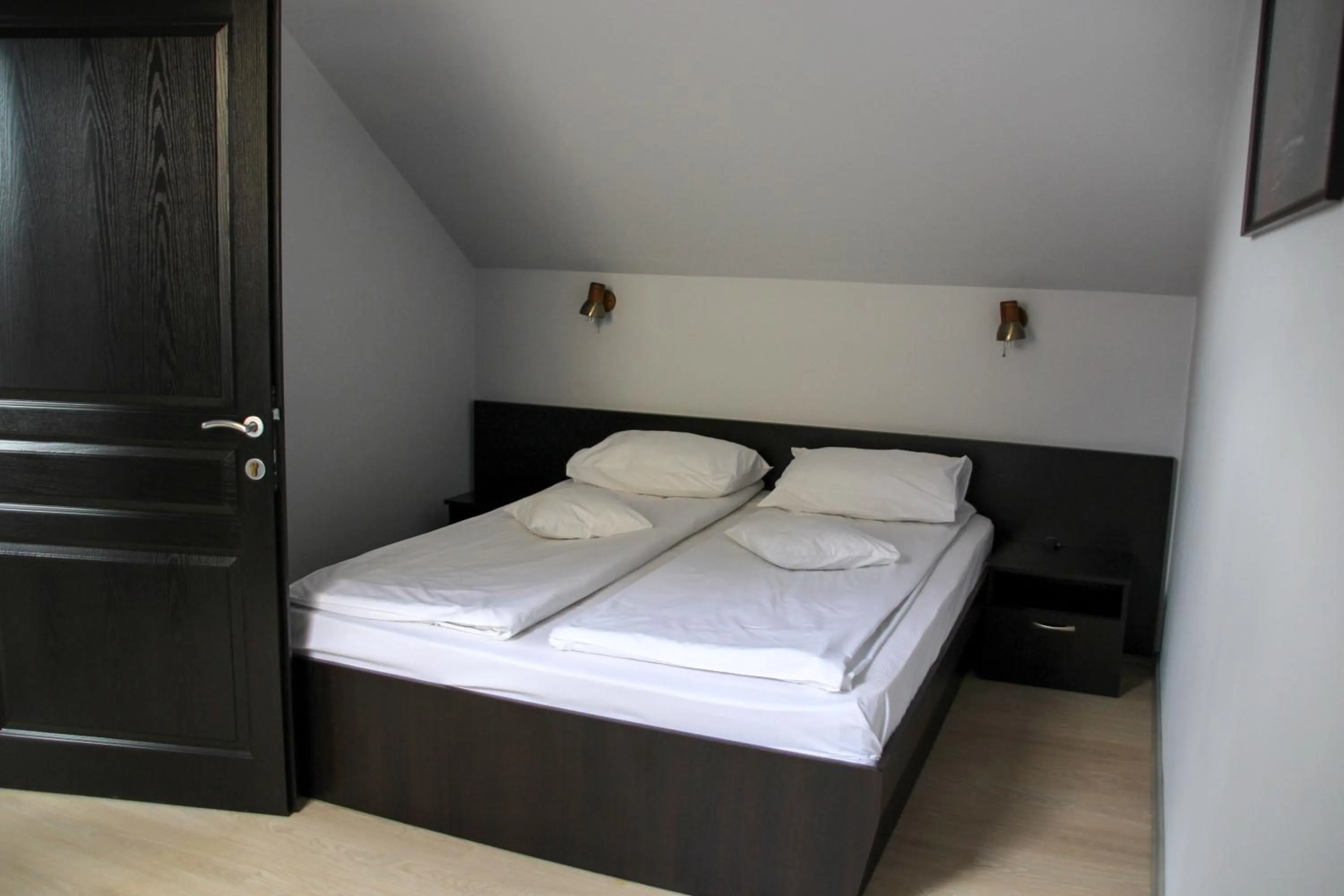 Bed in Astoria Hotel & Restaurant