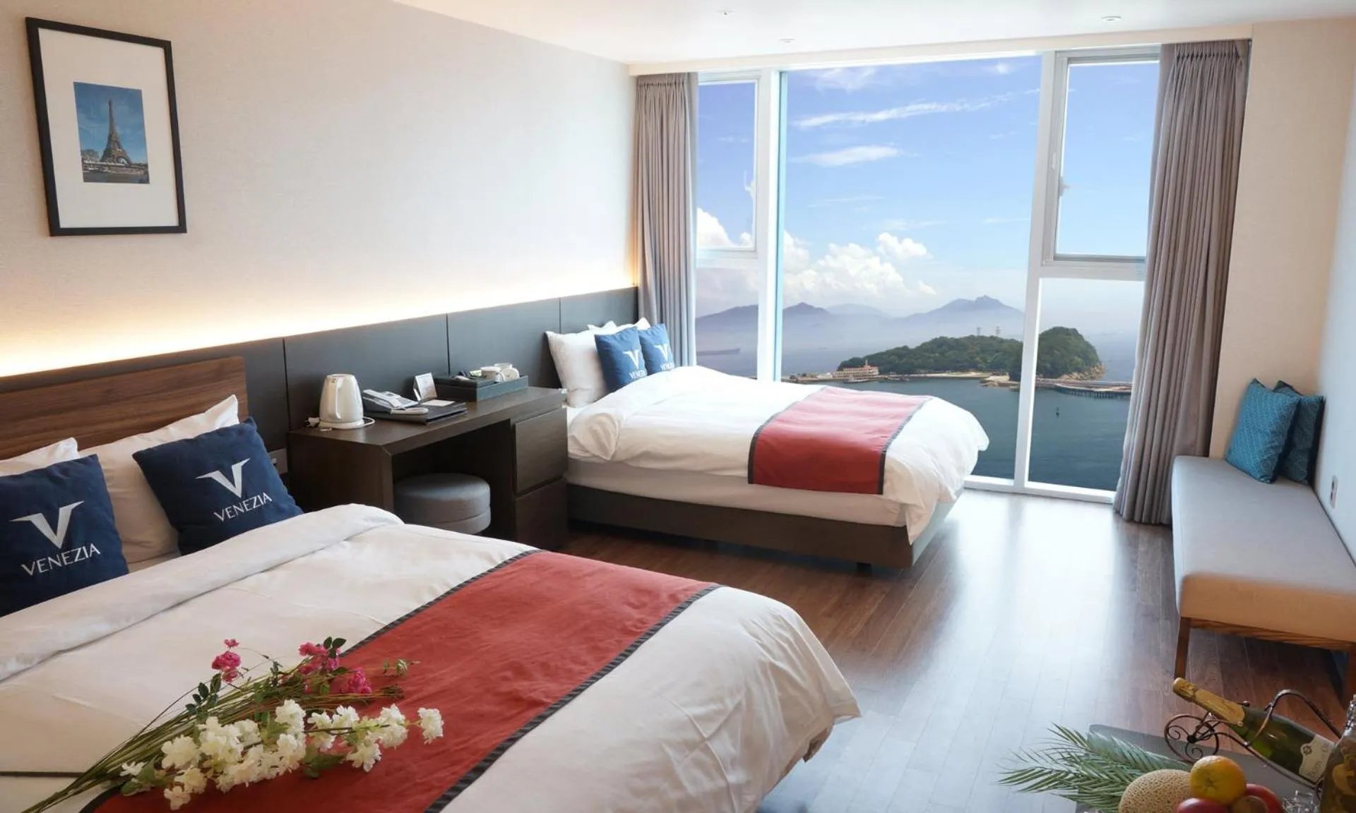 Bedroom, Bed in Venezia Hotel and Suite