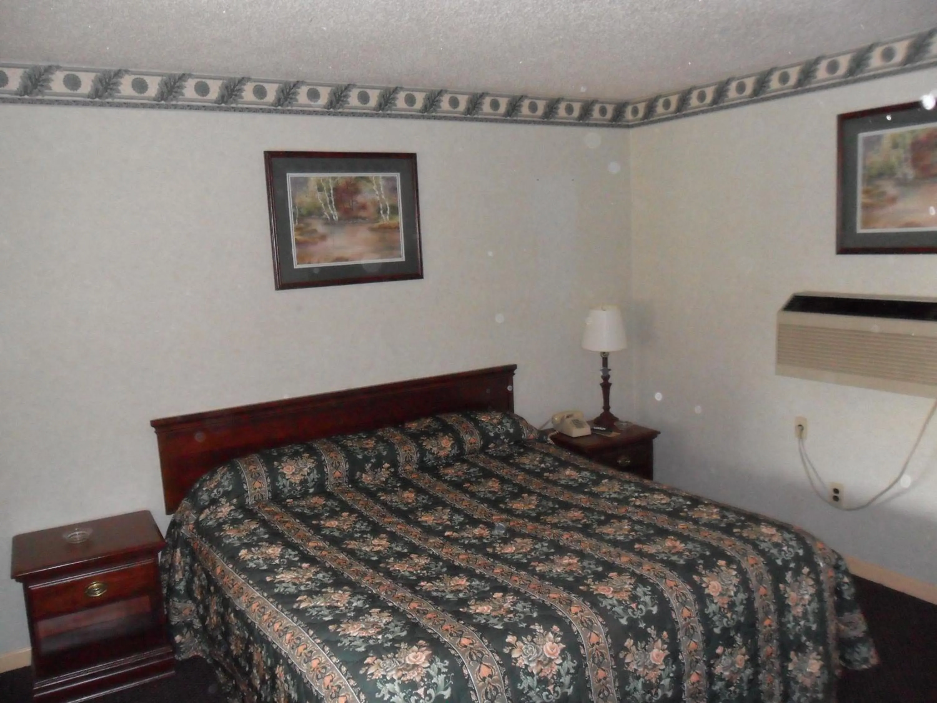 Bed in Red Carpet Inn Brooklawn