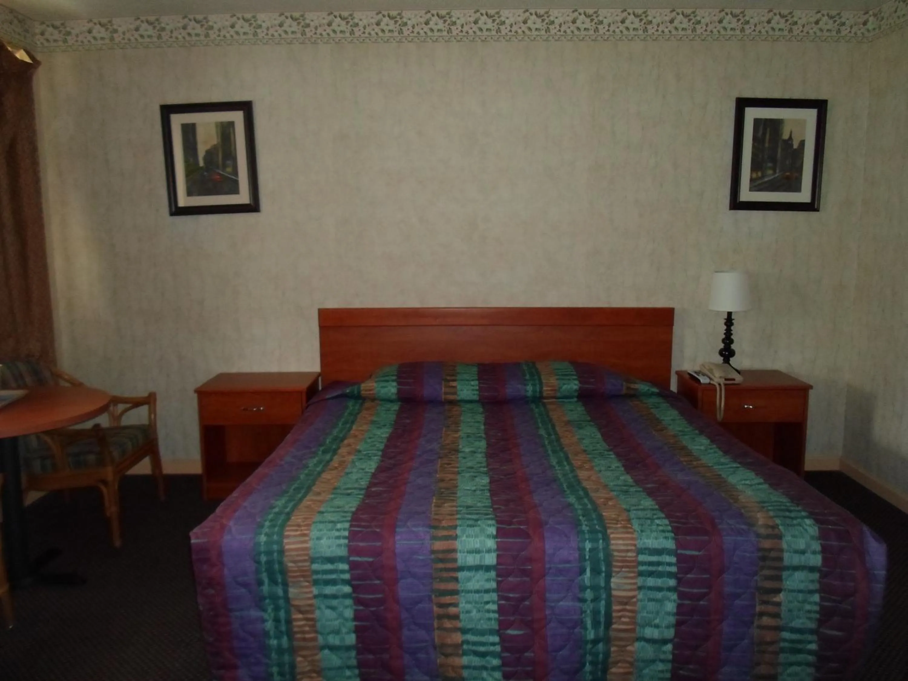 Bed in Red Carpet Inn Brooklawn