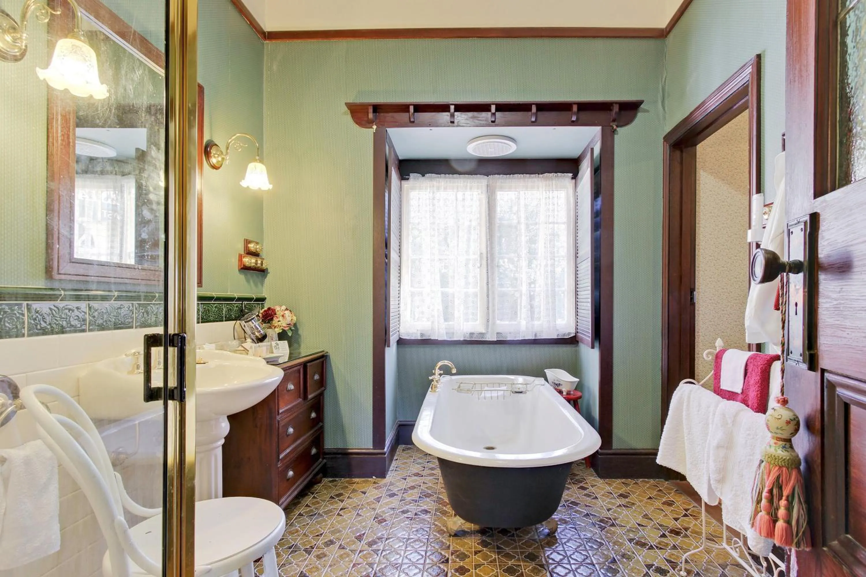 Bathroom, Bed in Dalfruin B&B