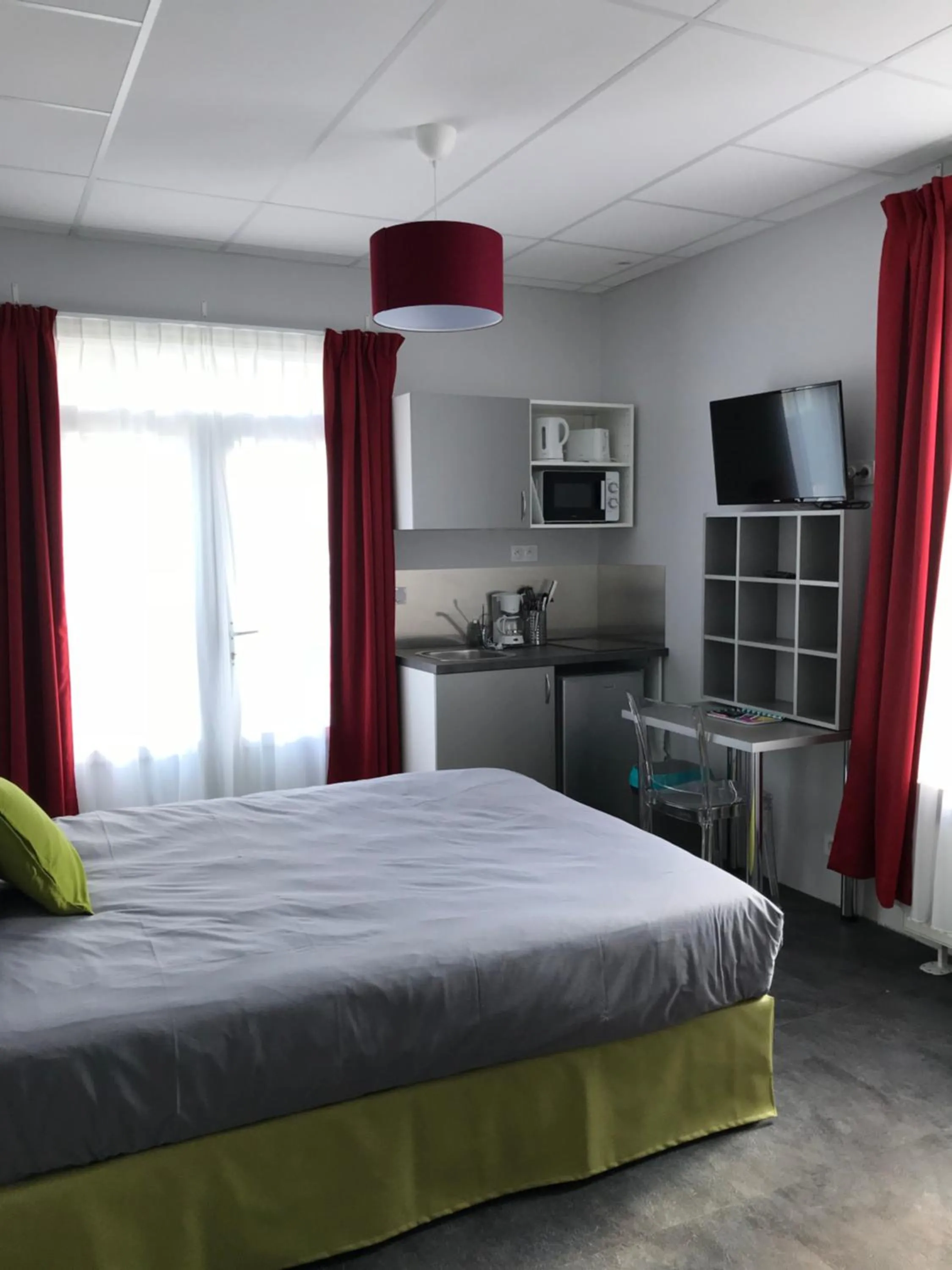 TV and multimedia, Bed in SmartAppart Saint Nazaire
