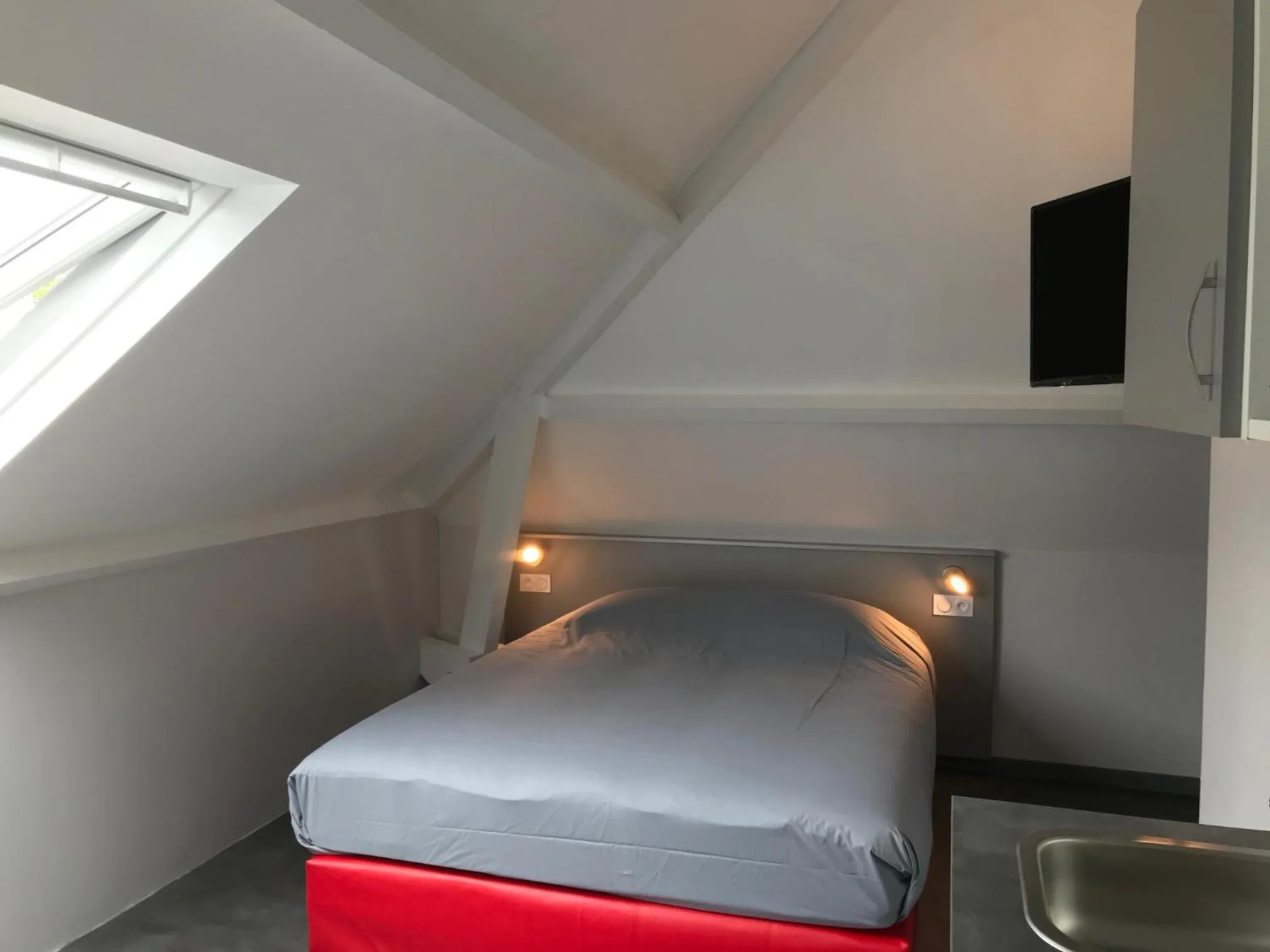 Photo of the whole room, Bed in SmartAppart Saint Nazaire