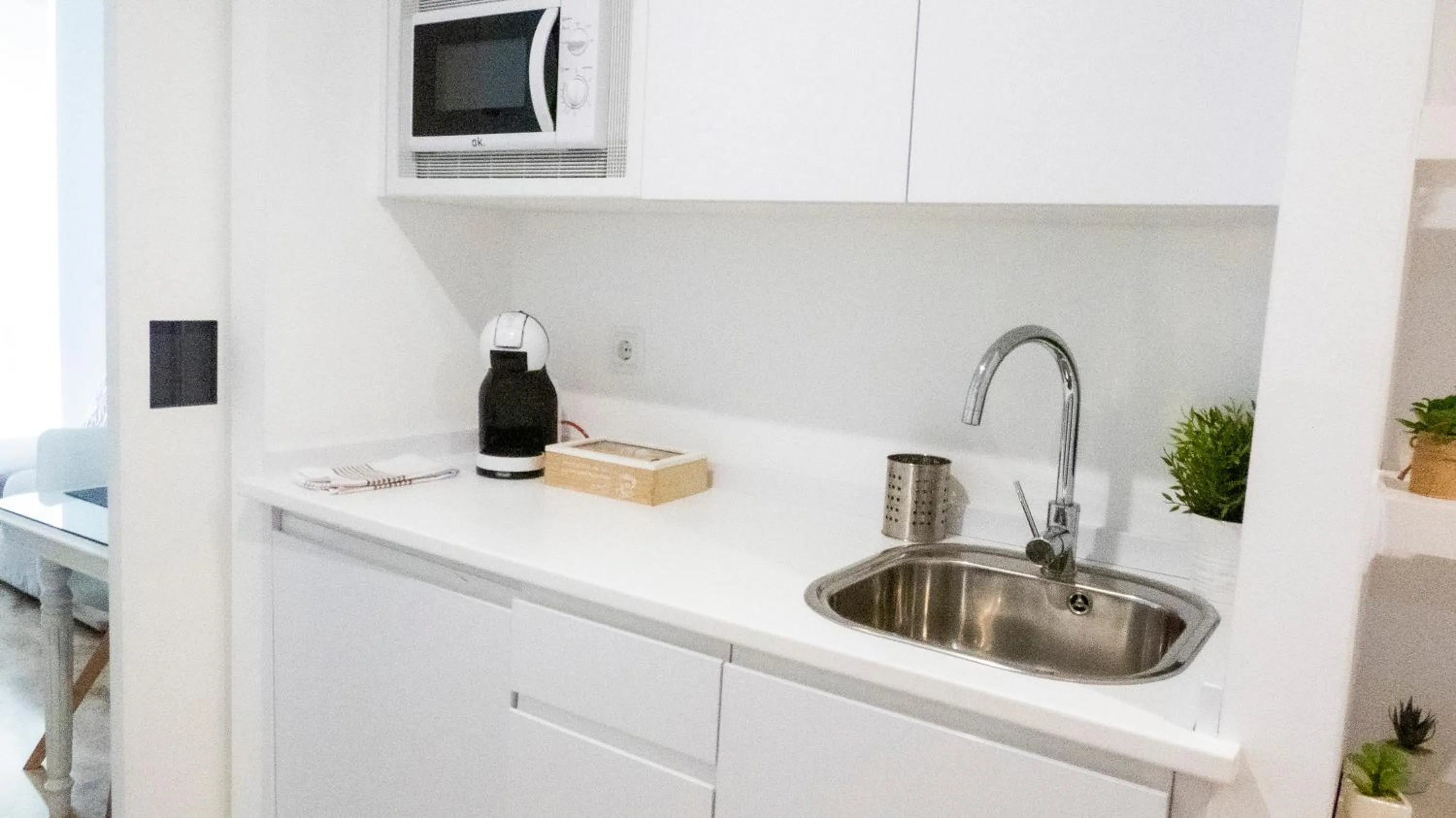 Coffee/tea facilities in Azhar Suites