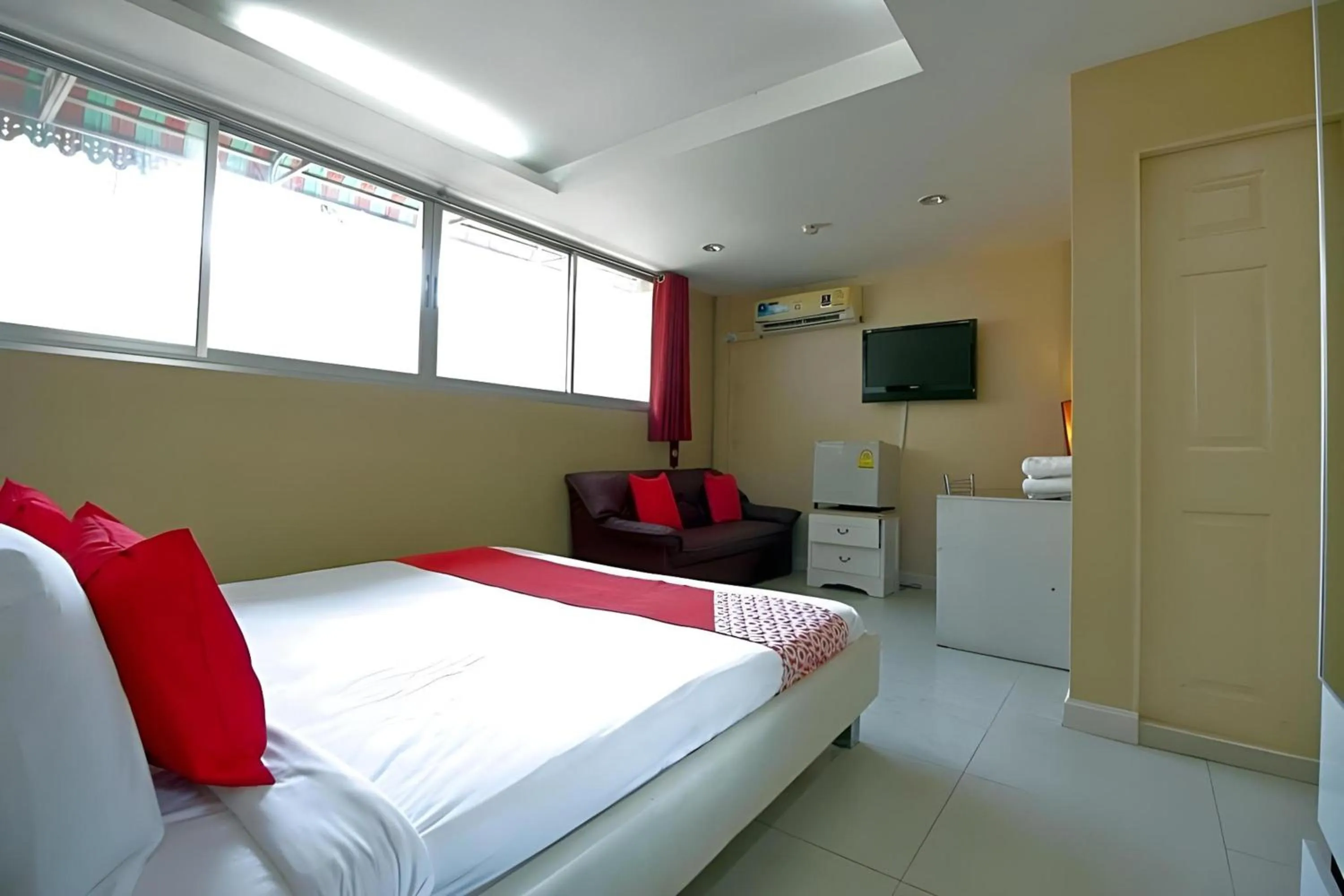 Bedroom, Bed in Diamond Residence Silom