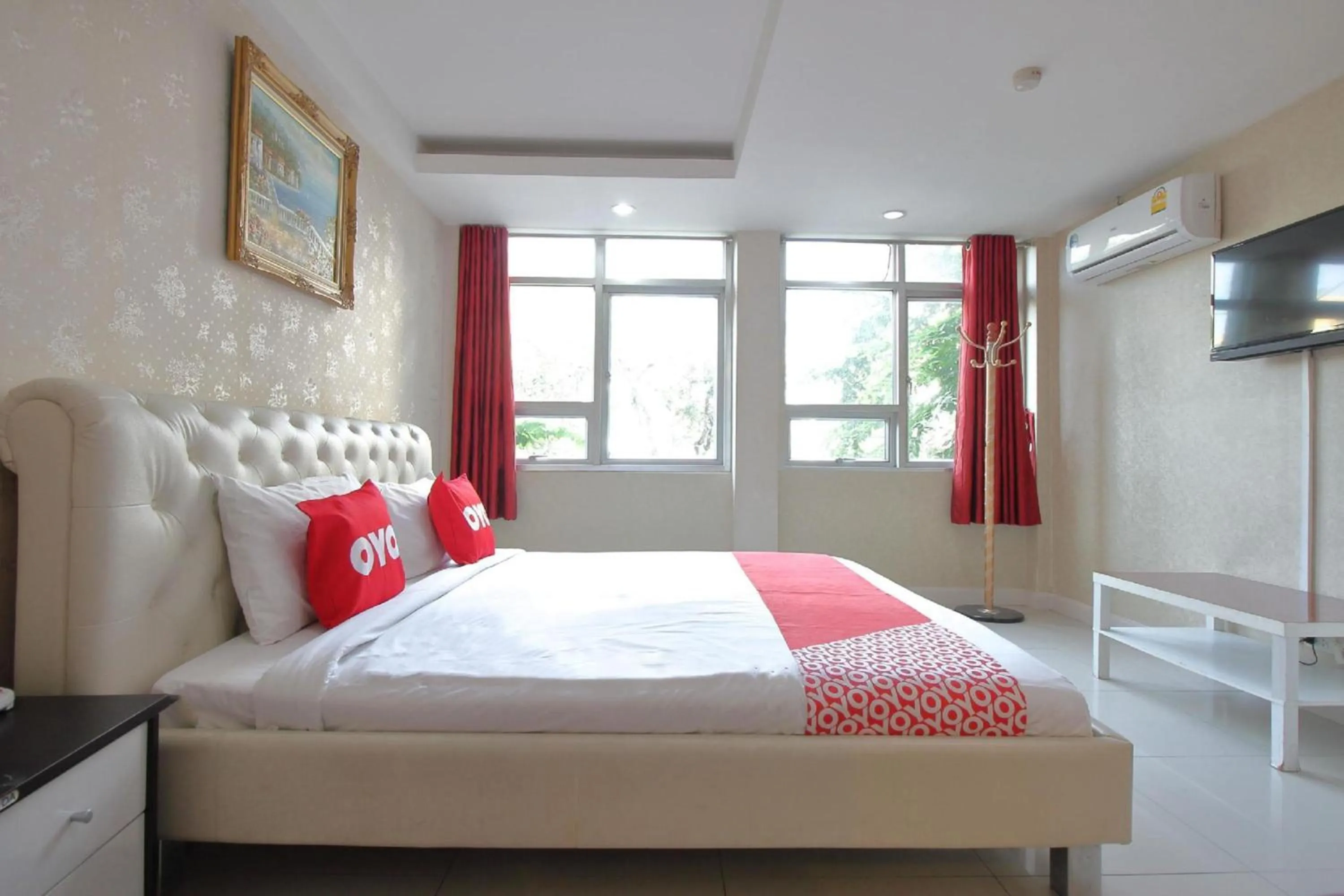 View (from property/room), Bed in Diamond Residence Silom