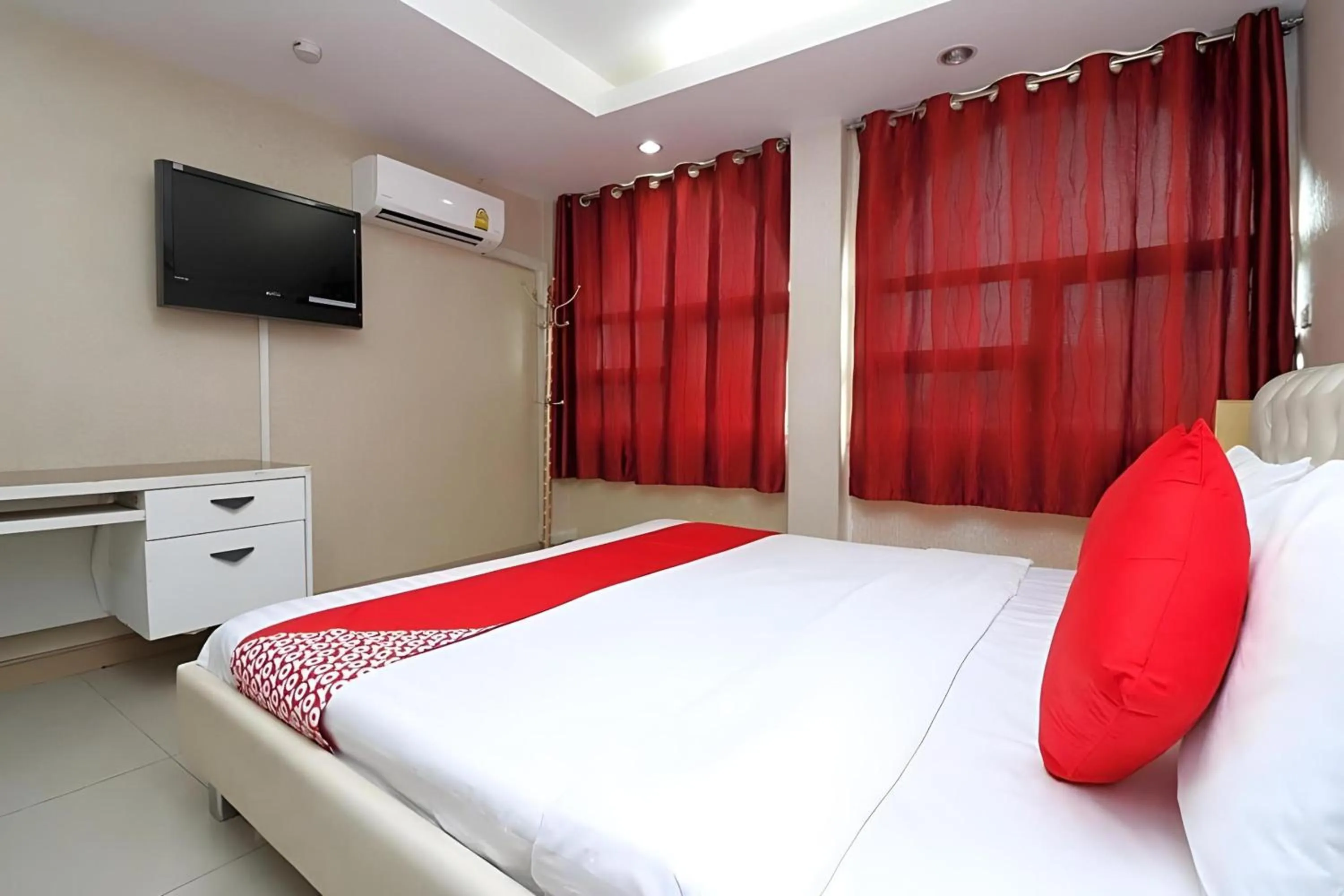 Bedroom, Bed in Diamond Residence Silom
