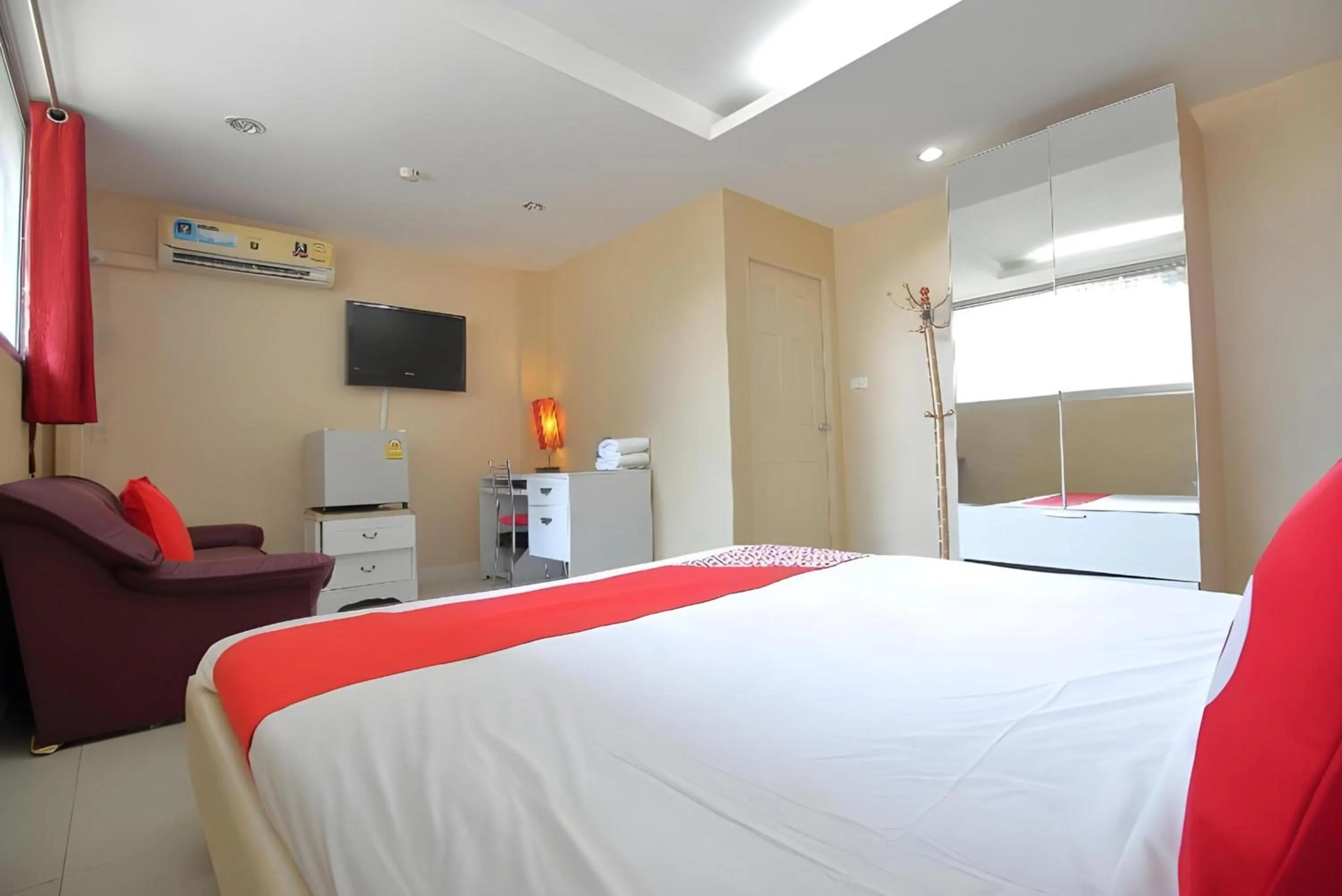 Bedroom, Bed in Diamond Residence Silom