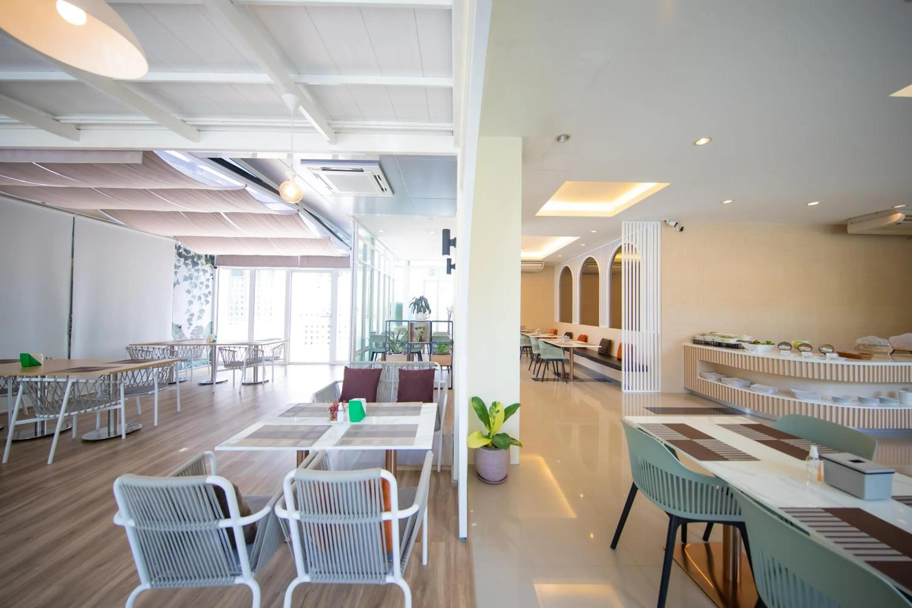 Restaurant/places to eat in Phavina Grand Boutique