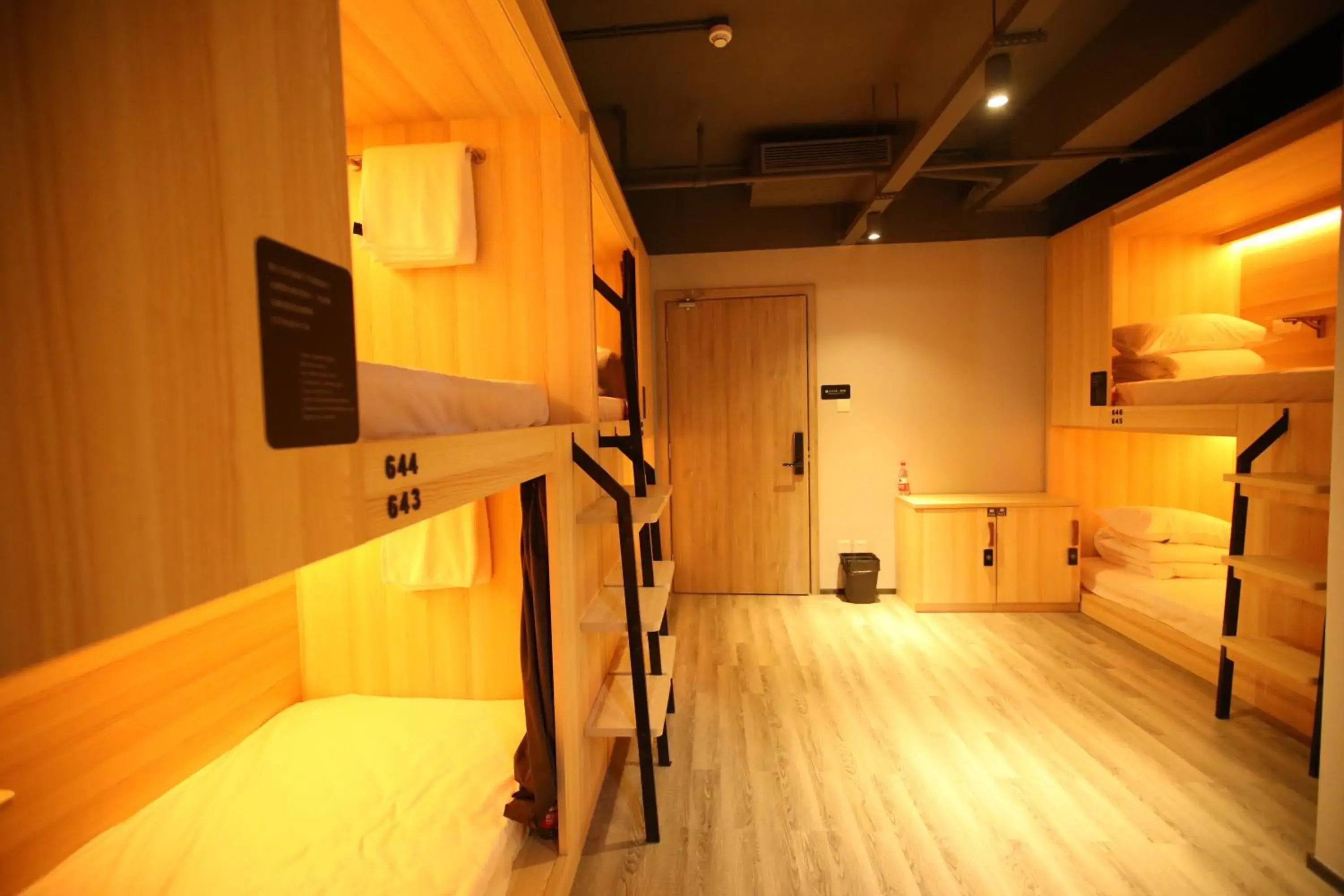 Bed in 8-Bed Female Dormitory Room in Chengdu Desti Youth Park Hostel Chunxi Road-24H Reception& English Service& Cafe& Bar& Luggage Storage& Large Public Area Bed in 8-Bed Female Dormitory Room in Chengdu Desti Youth Park Hostel Chunxi Road-24H Reception& English Service& Cafe& Bar& Luggage Storage& Large Public Area