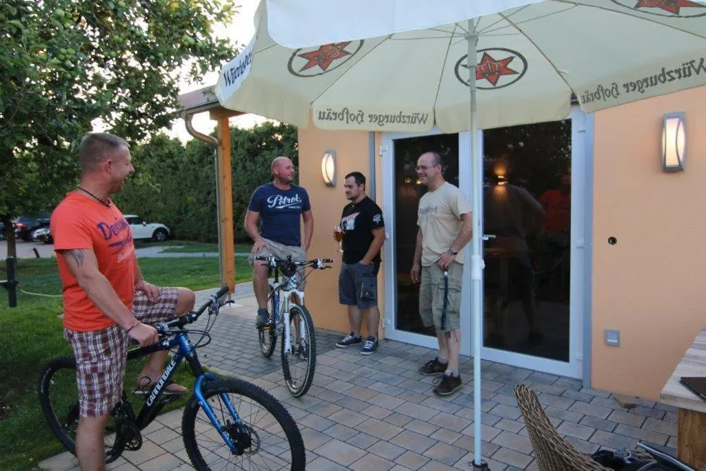 group of guests in Kaiser´s Weinland Hotel