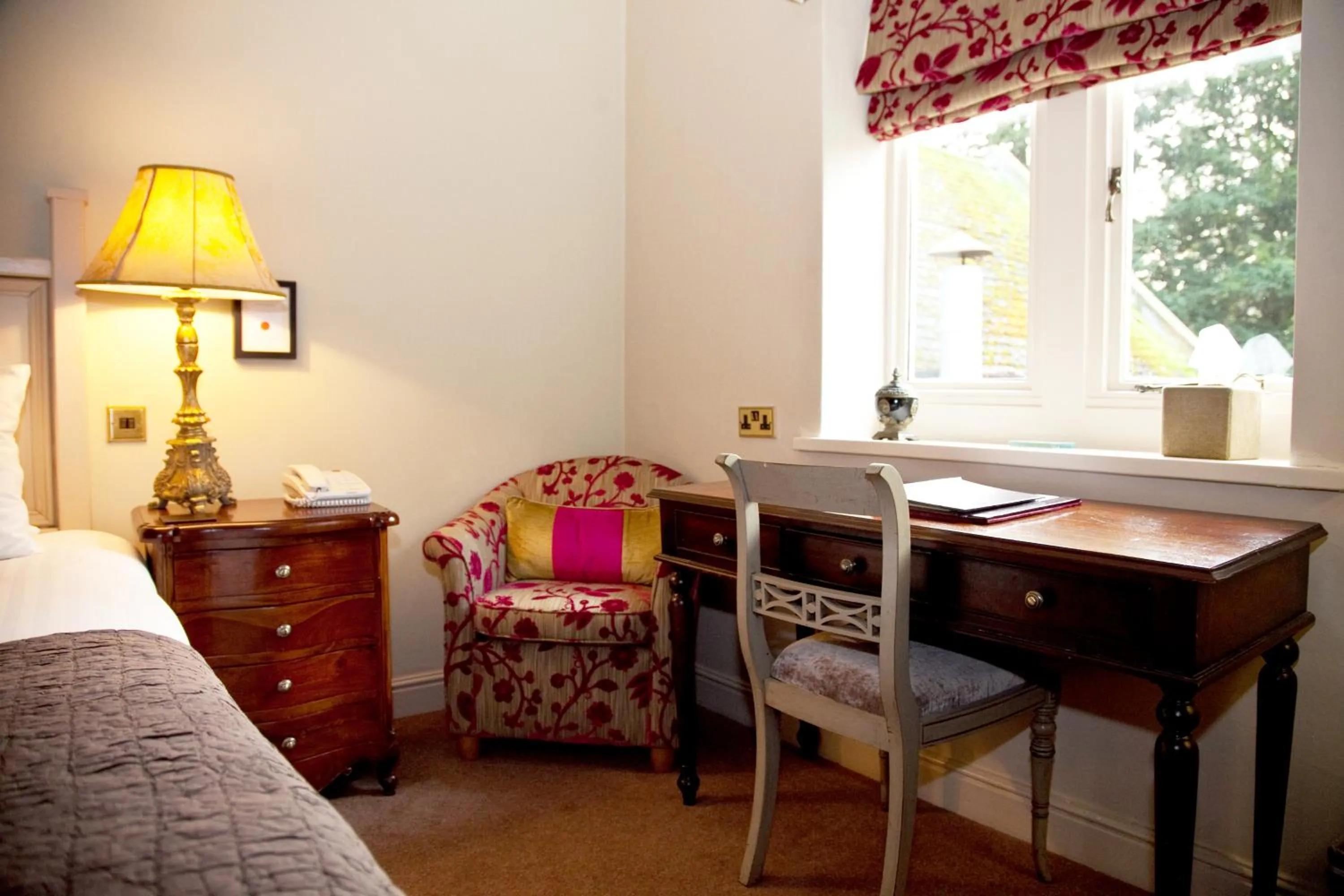 Seating area, Bed in Whitley Hall Hotel