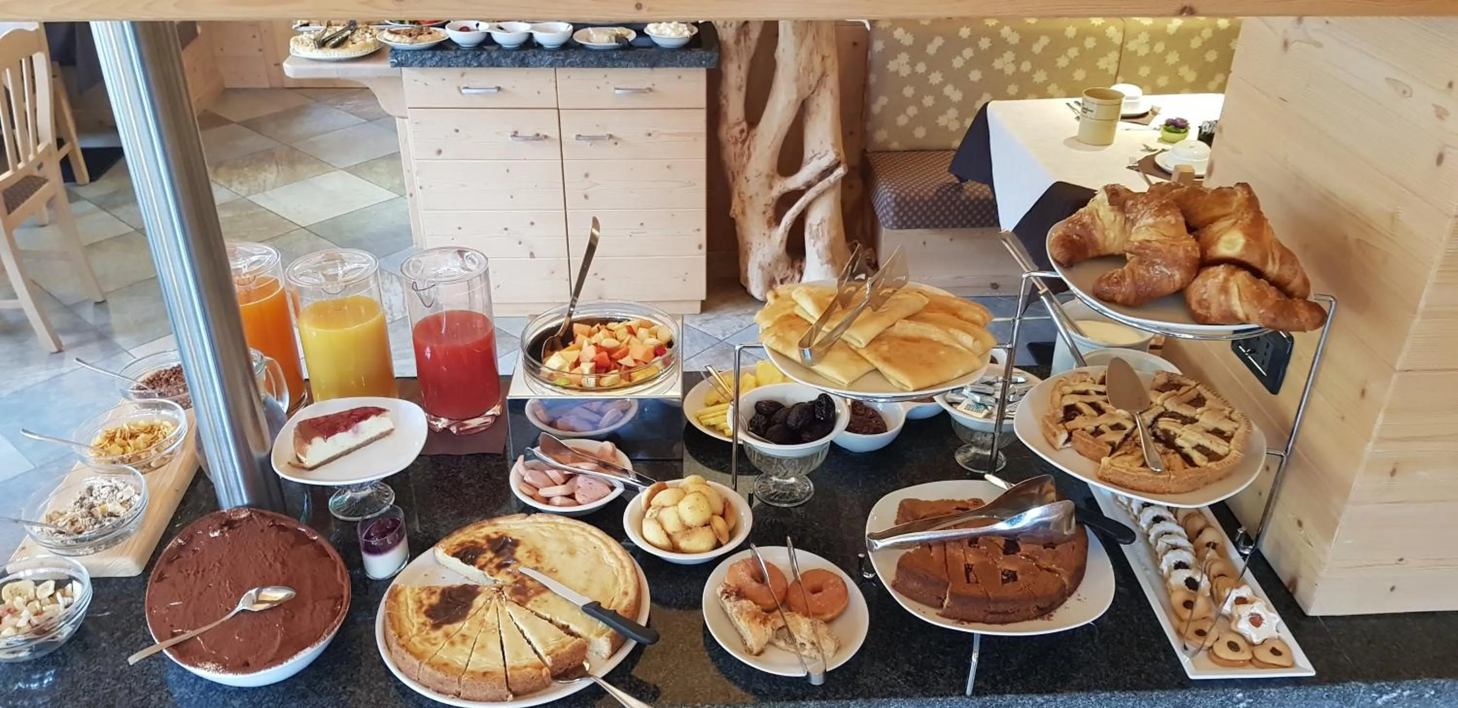 Buffet breakfast in Hotel Garni My Ledro
