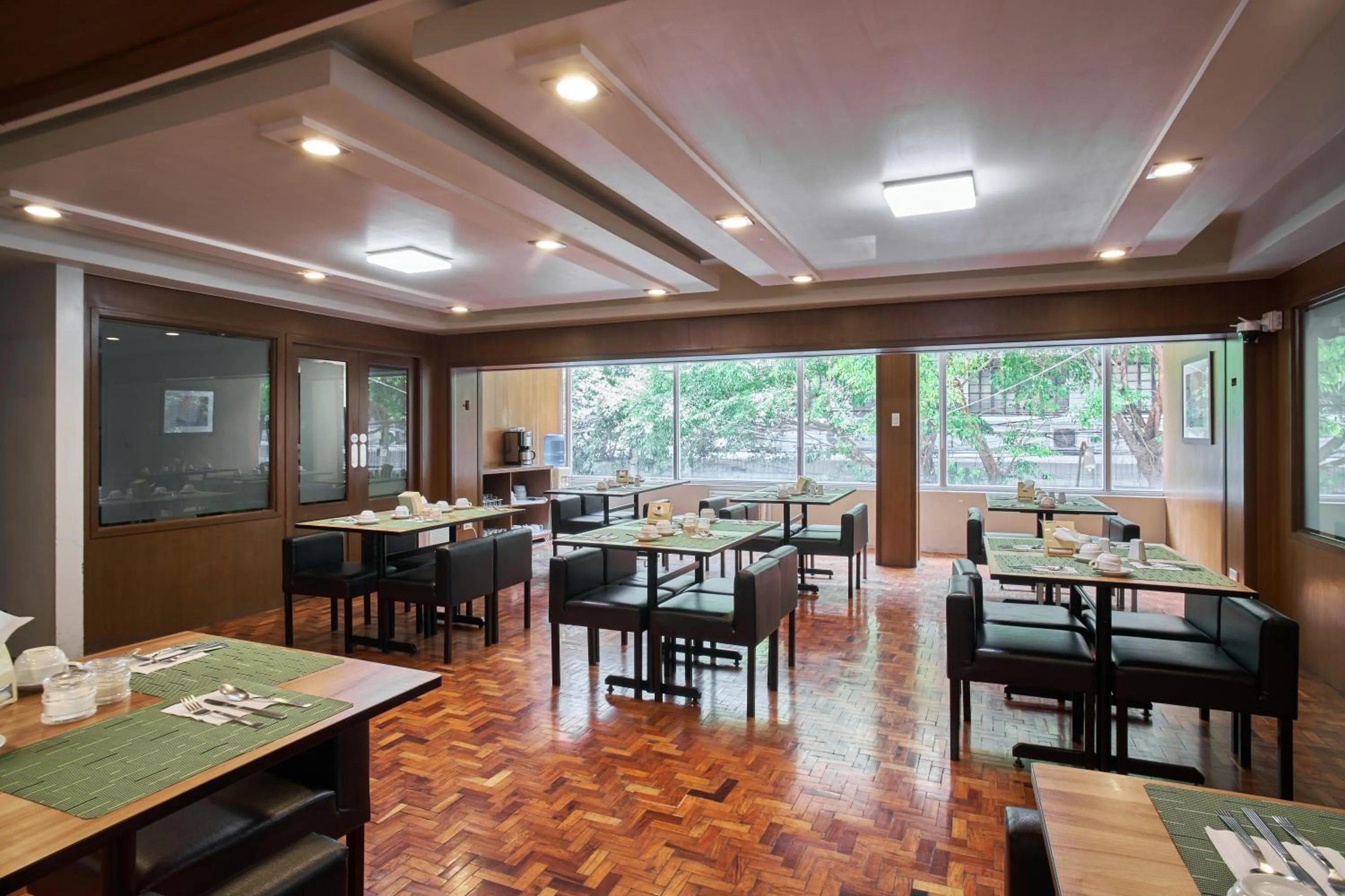 Restaurant/places to eat in Tropicana Suites