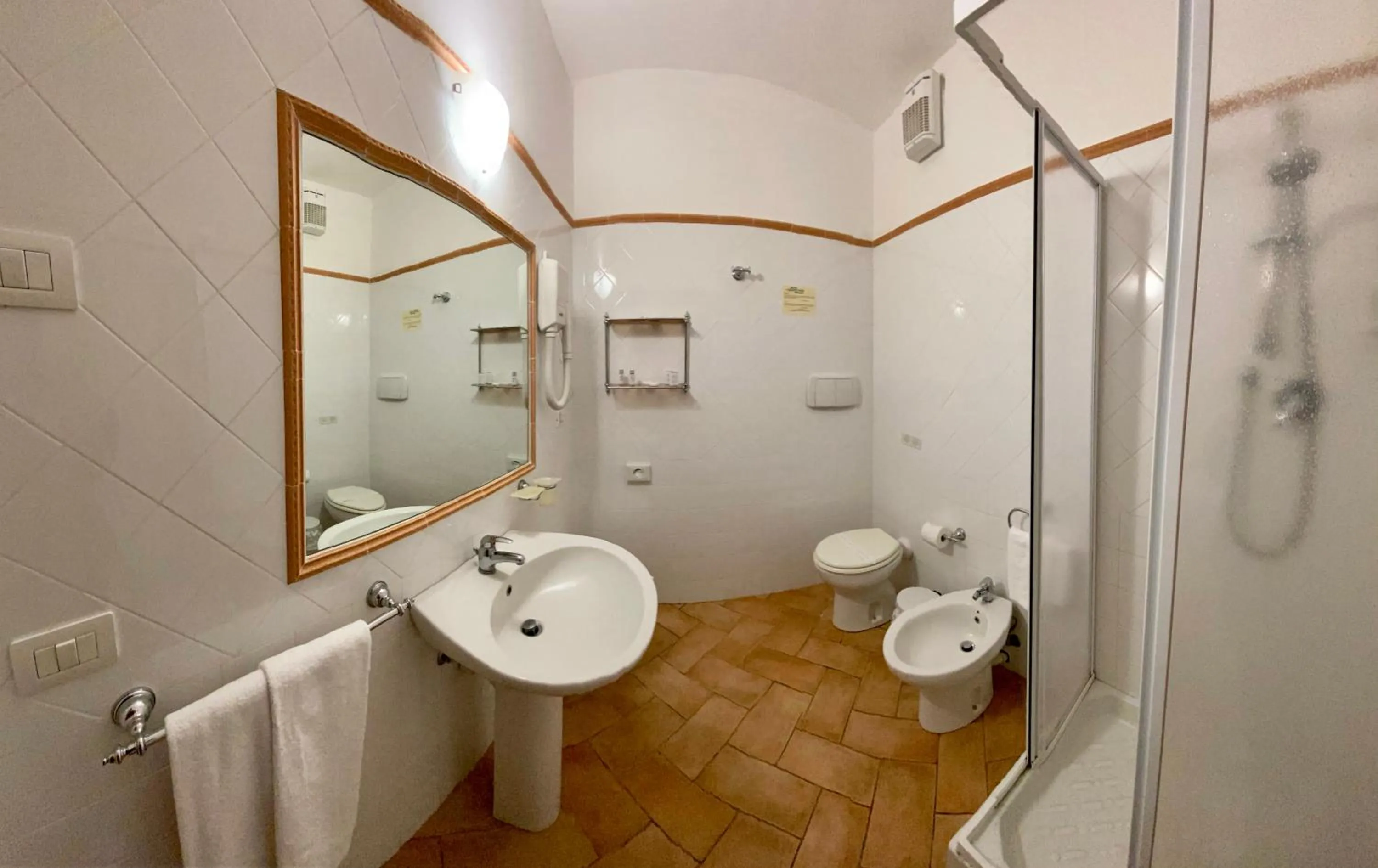 Bathroom in Hotel Ristorante Le Querciolaie dei Ricci