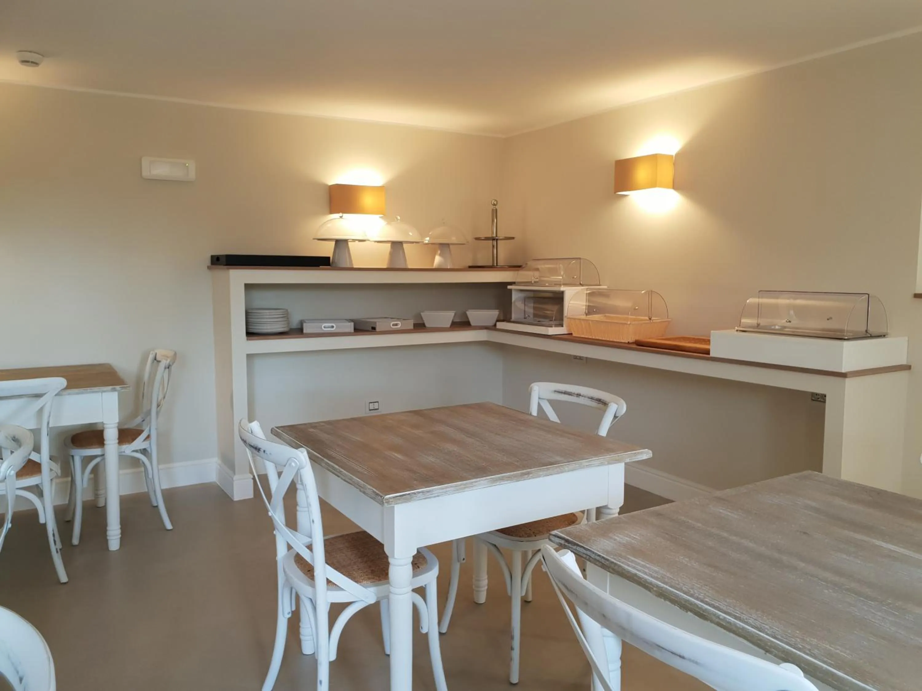 Restaurant/places to eat in Villa Natia