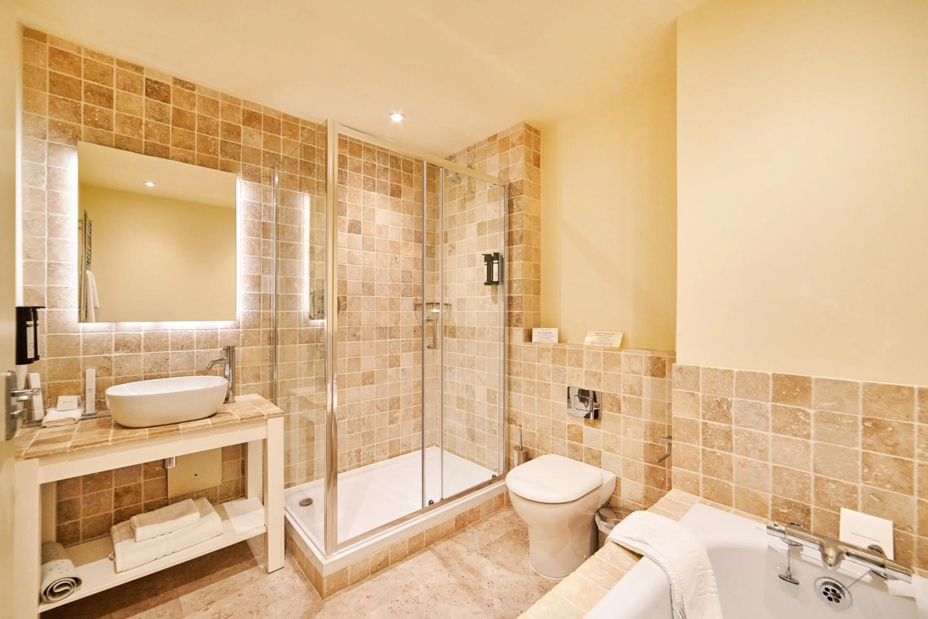 Shower in Comis Hotel & Golf Resort