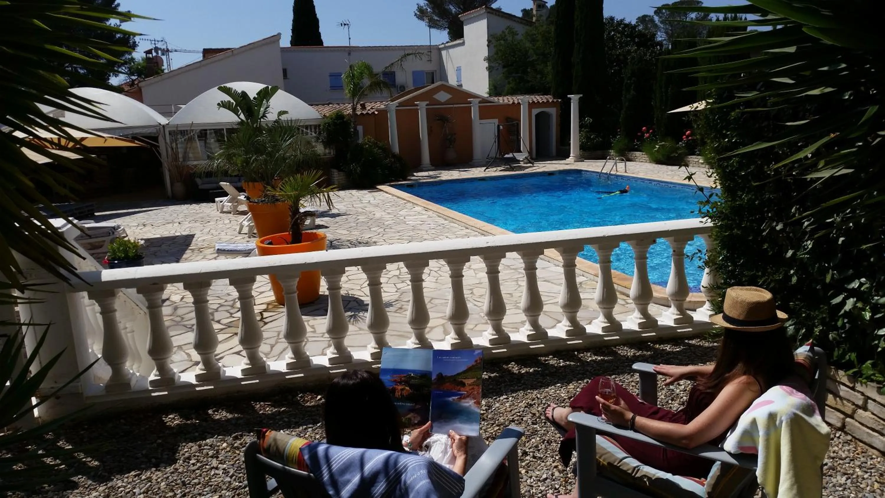 People in Chambre d'hôtes La Potinière