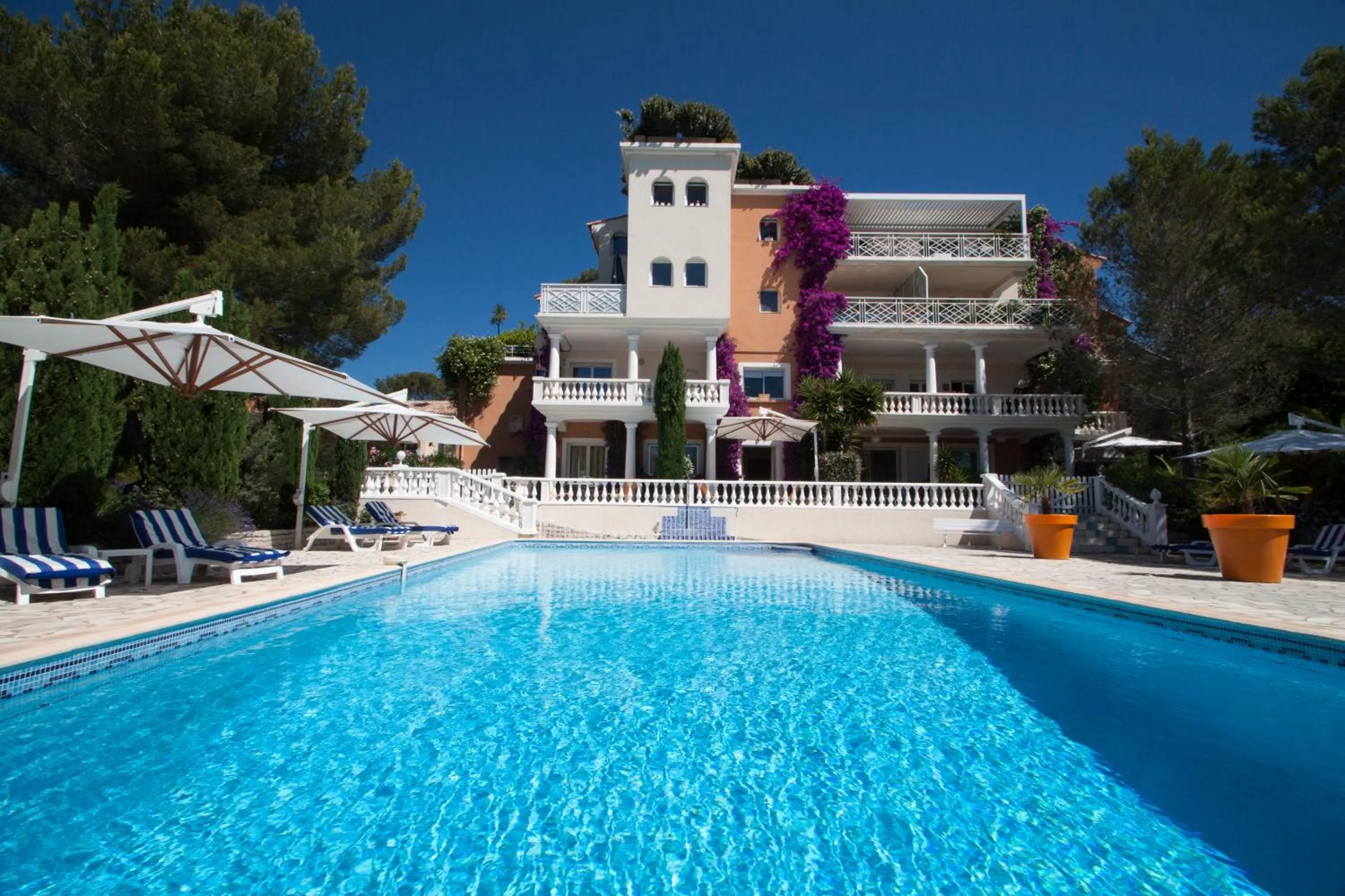 Pool view in Chambre d'hôtes La Potinière