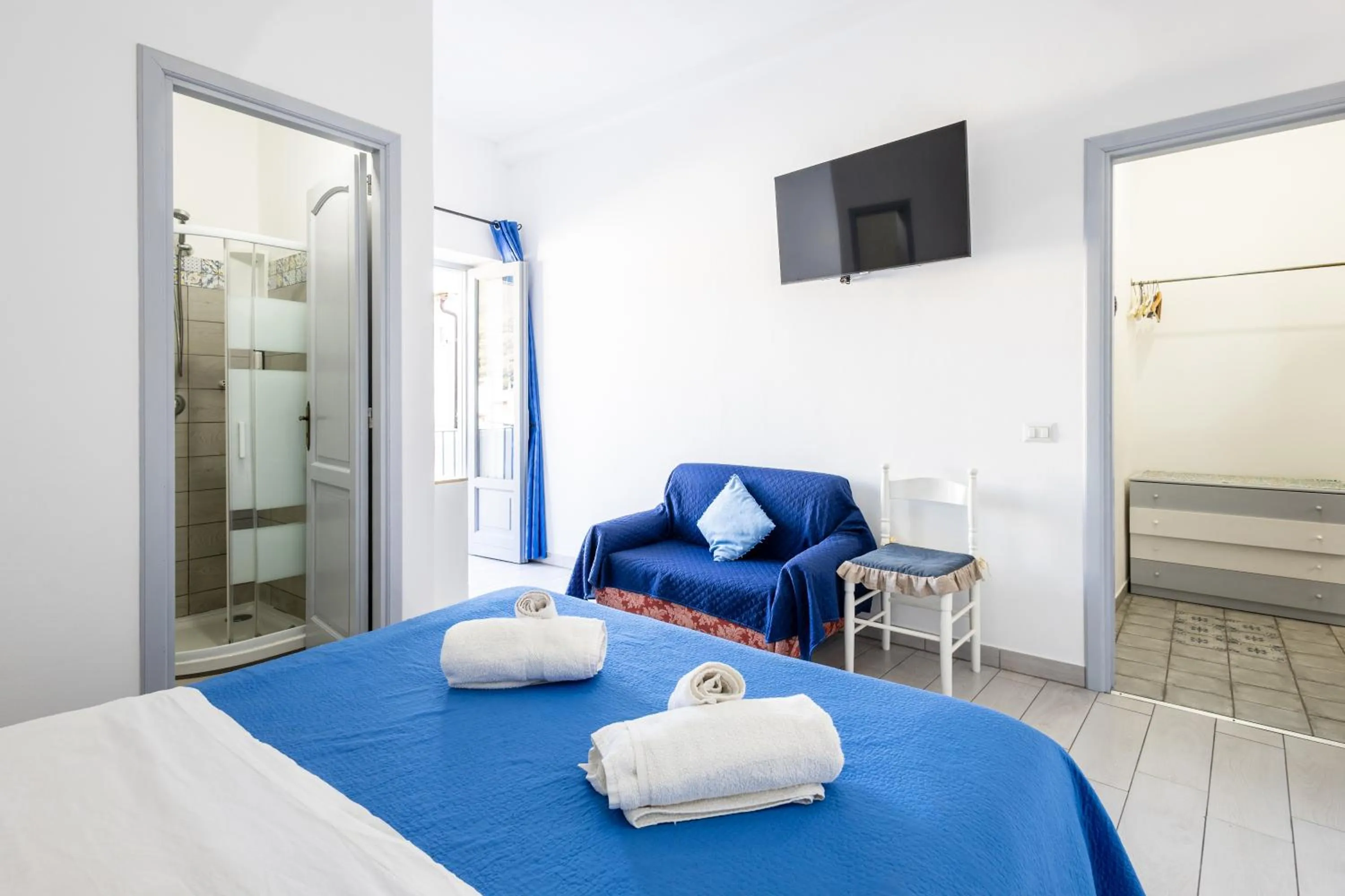 TV and multimedia, Bed in Lo Nardo Accommodation