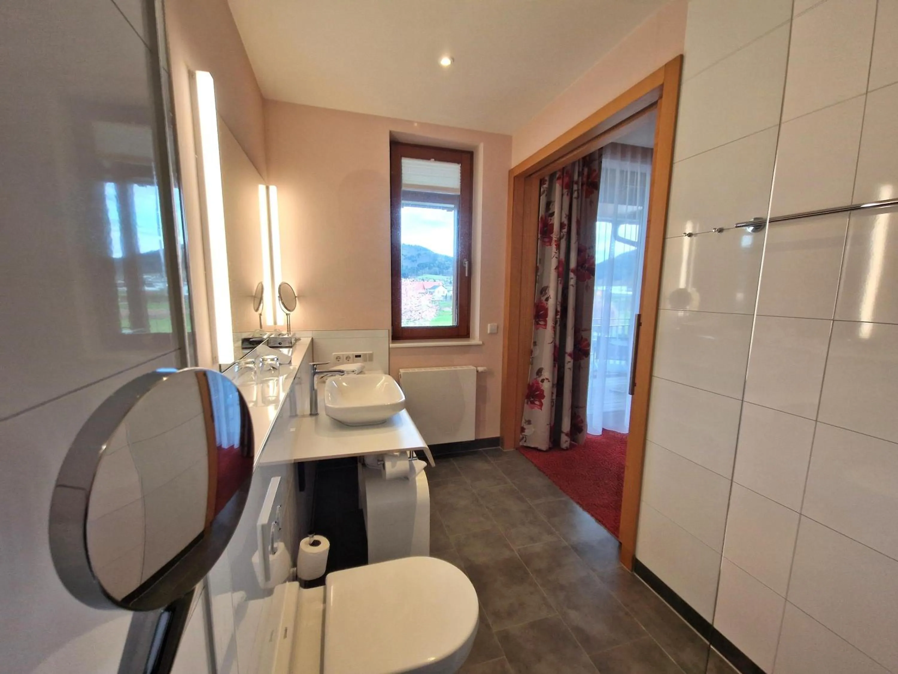 Bathroom in Mosers Blume Relax & Genuss Hotel