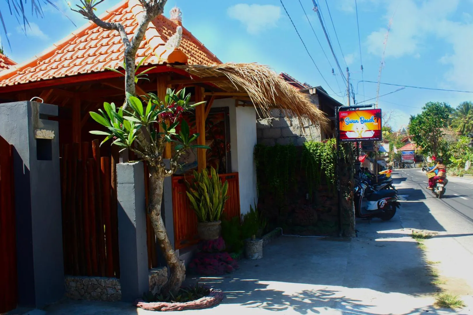 Facade/entrance in Swan Beach Inn