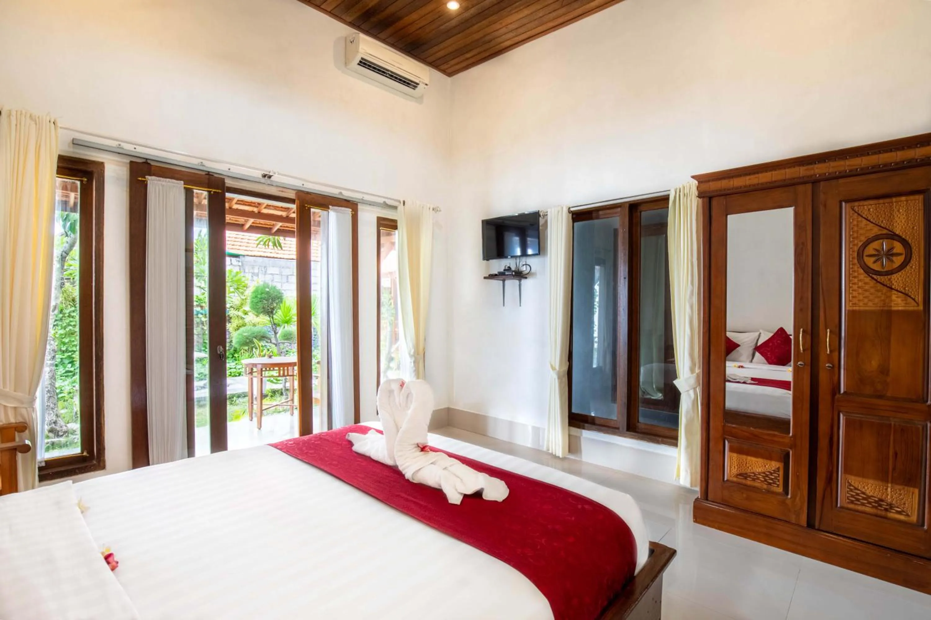 Bedroom, Bed in Swan Beach Inn