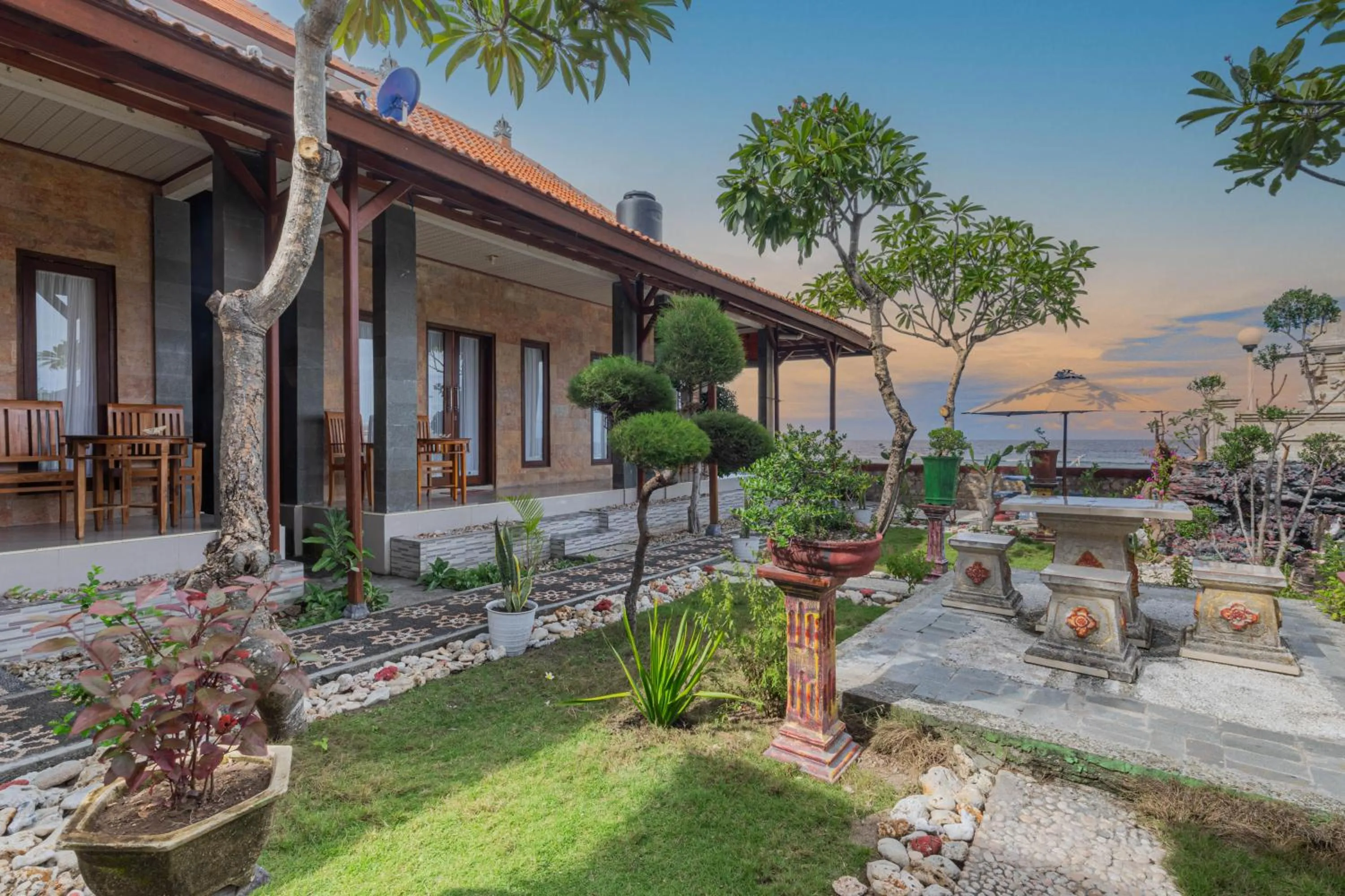 Property building in Swan Beach Inn