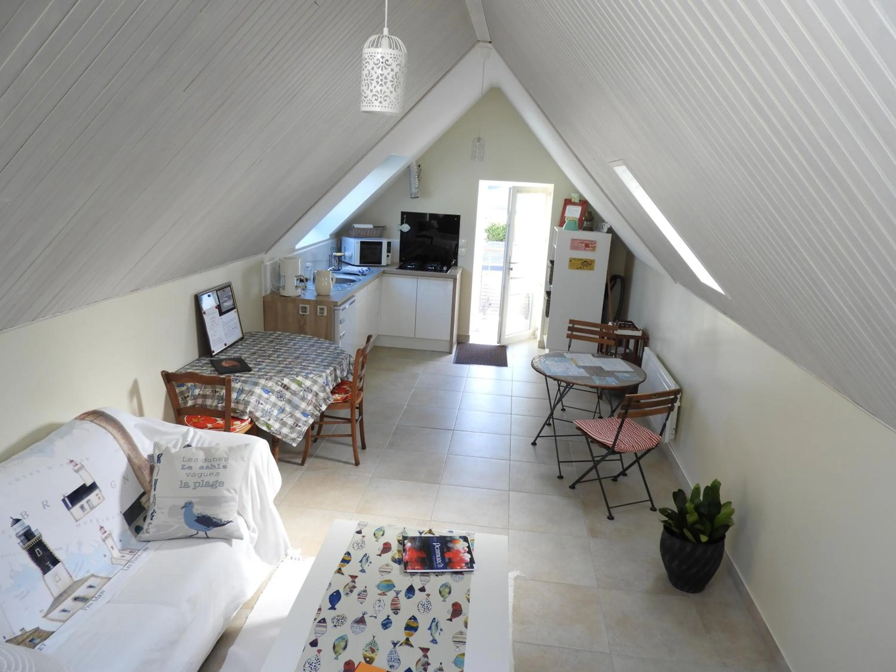 Dining area, Bed in les volets bleus