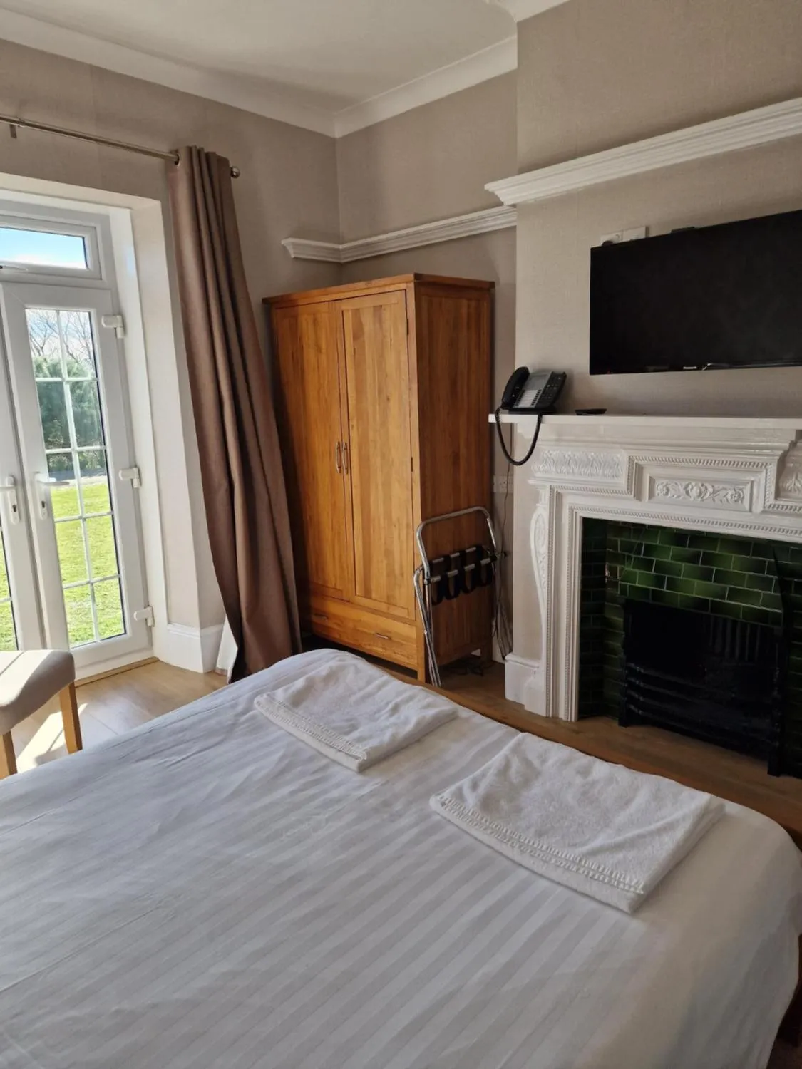 View (from property/room), Bed in Broadway Country House