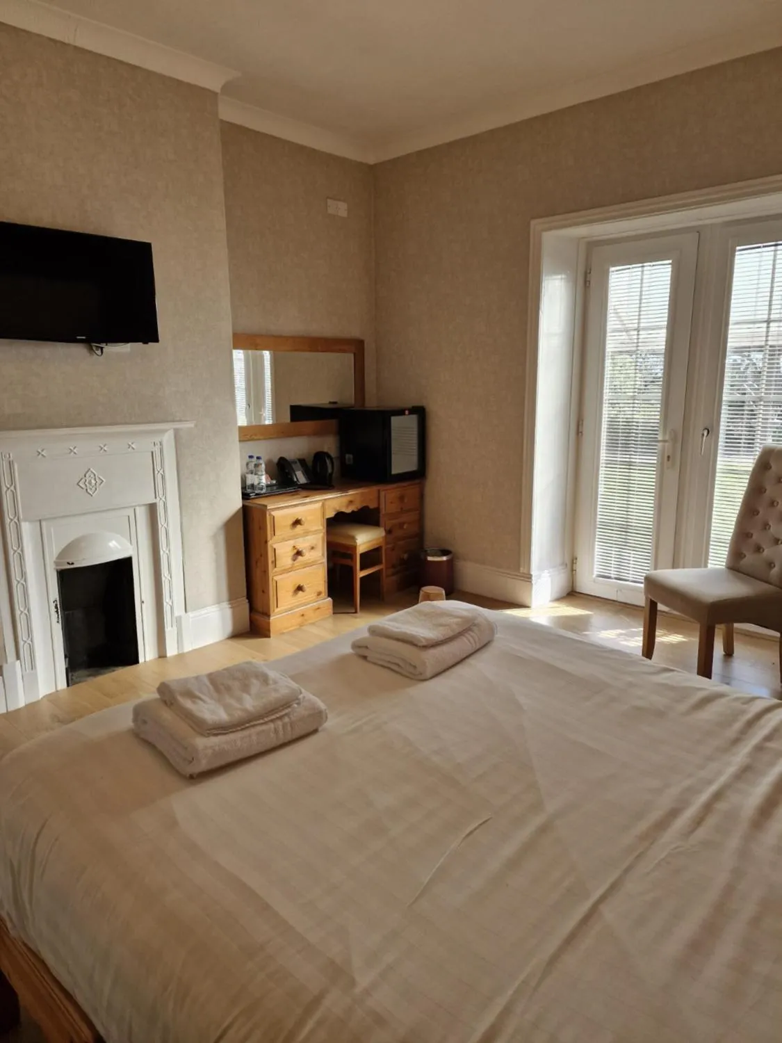 Bedroom, Bed in Broadway Country House