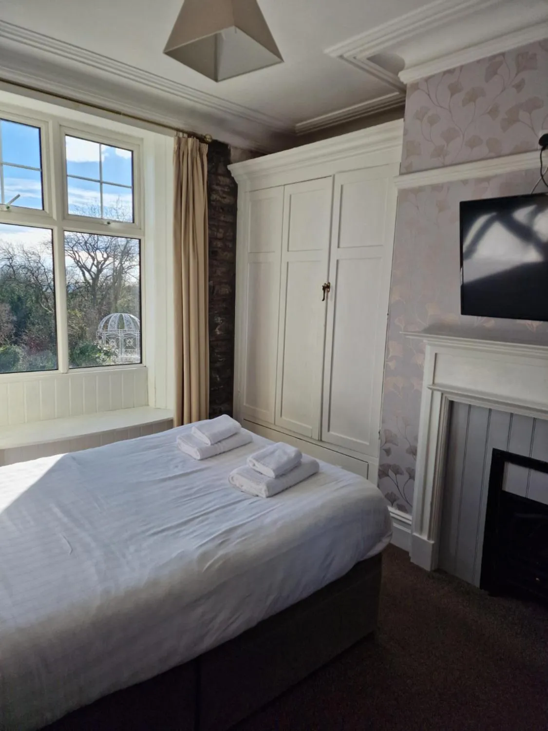 Bedroom, Bed in Broadway Country House