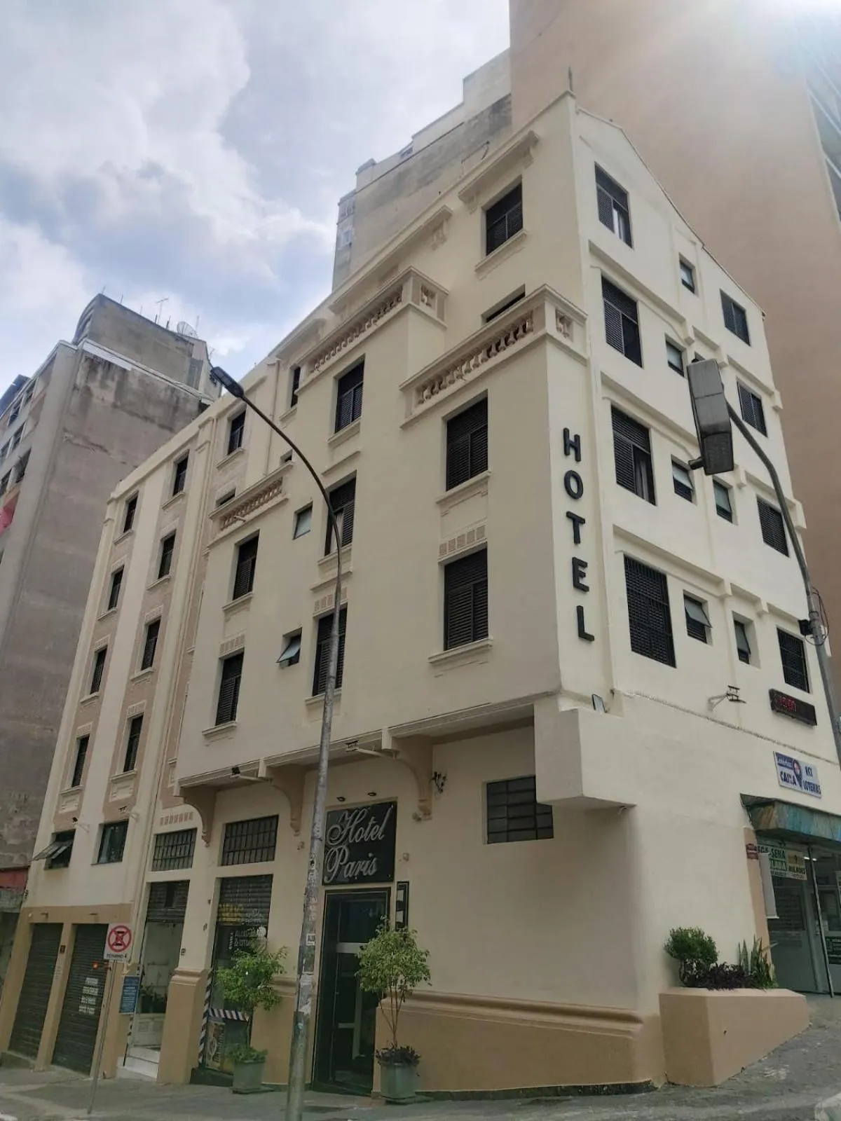 Property building in Hotel Paris