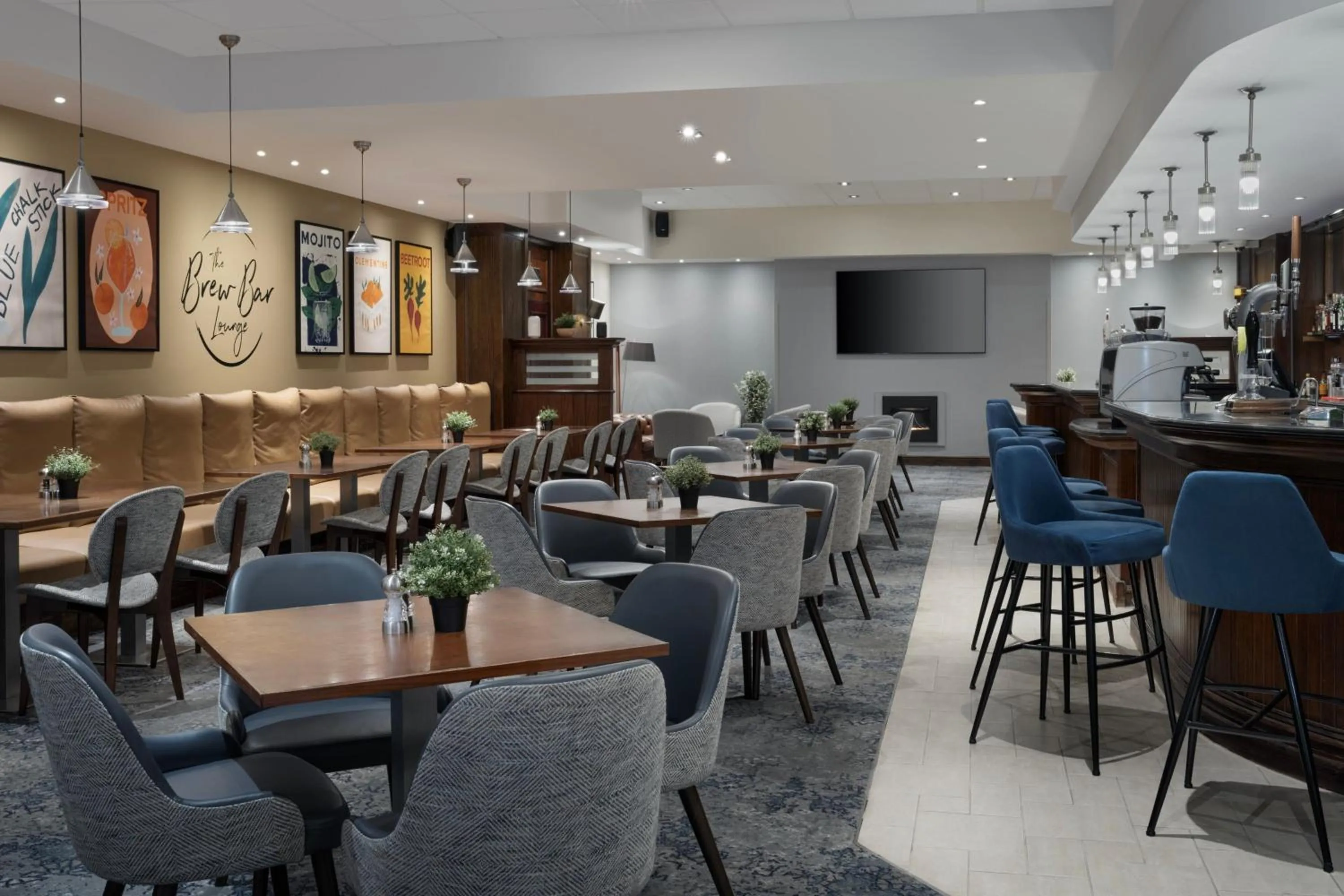 Lounge or bar in Delta Hotels by Marriott Heathrow Windsor