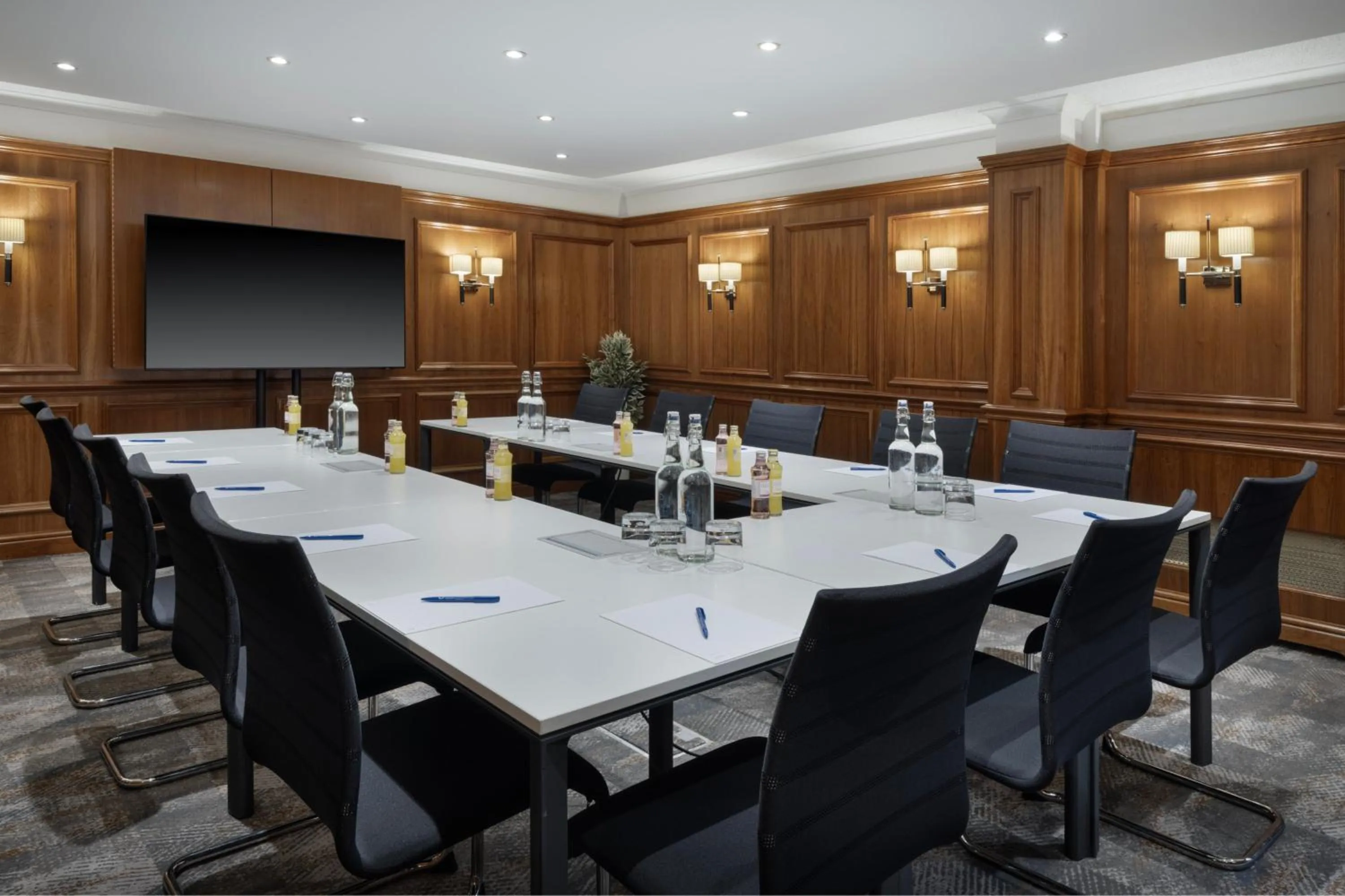 Meeting/conference room in Delta Hotels by Marriott Heathrow Windsor