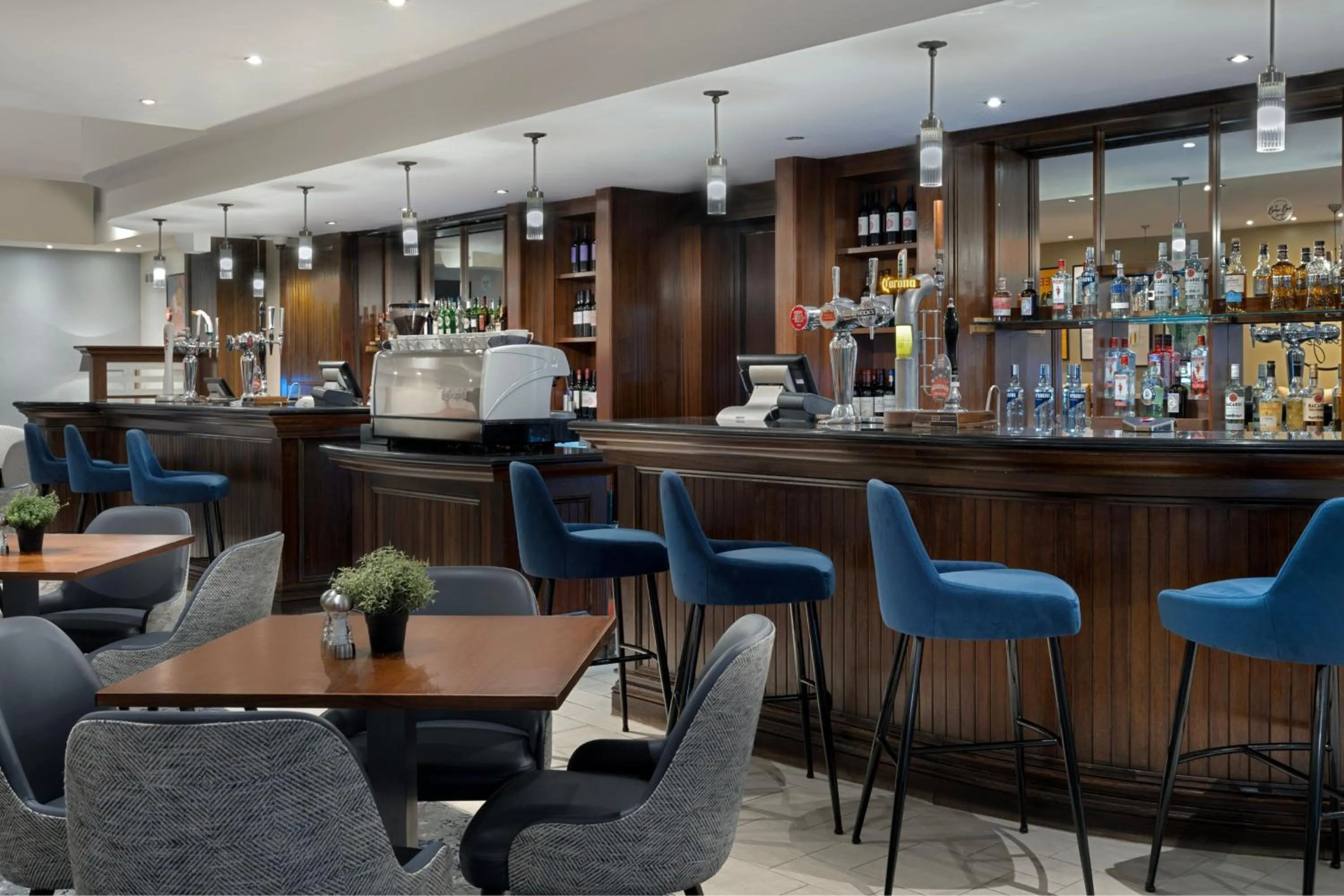 Lounge or bar in Delta Hotels by Marriott Heathrow Windsor