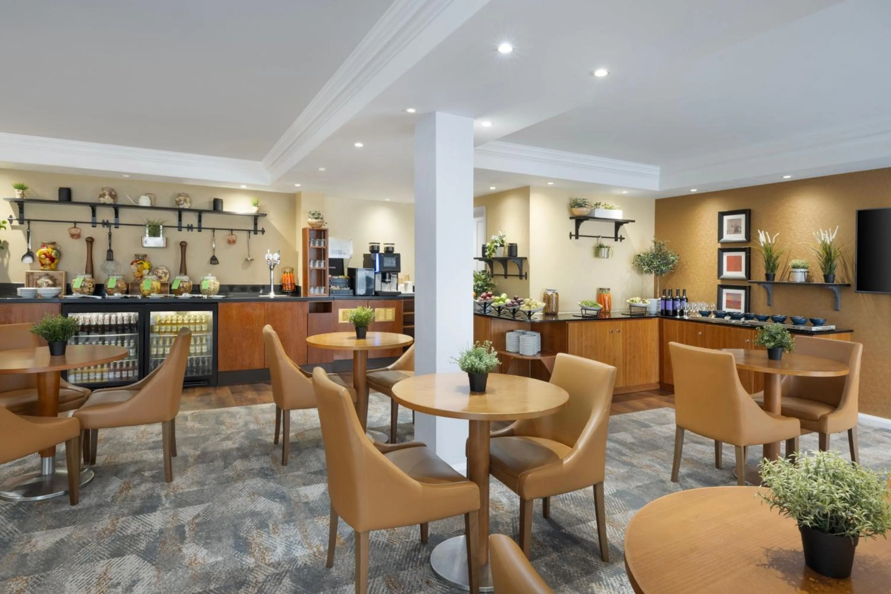 Lounge or bar in Delta Hotels by Marriott Heathrow Windsor