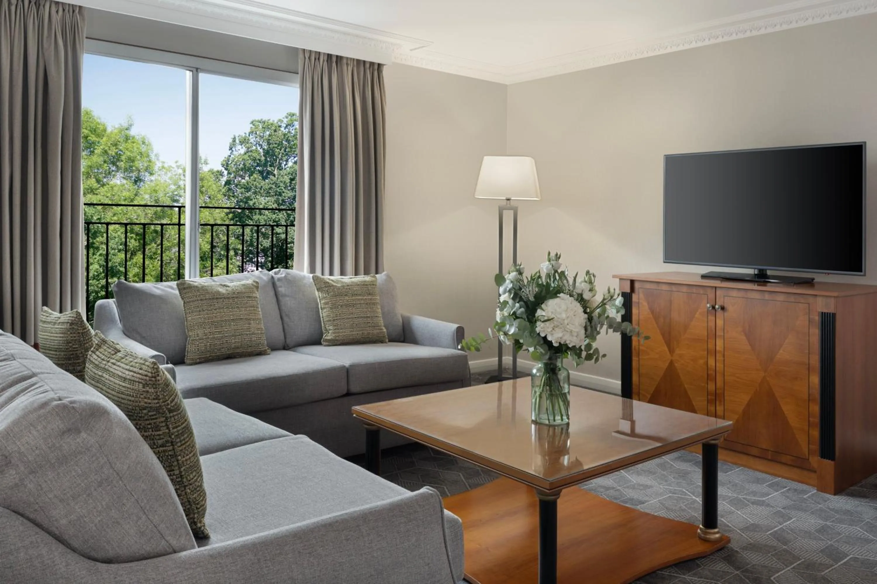 Living room in Delta Hotels by Marriott Heathrow Windsor