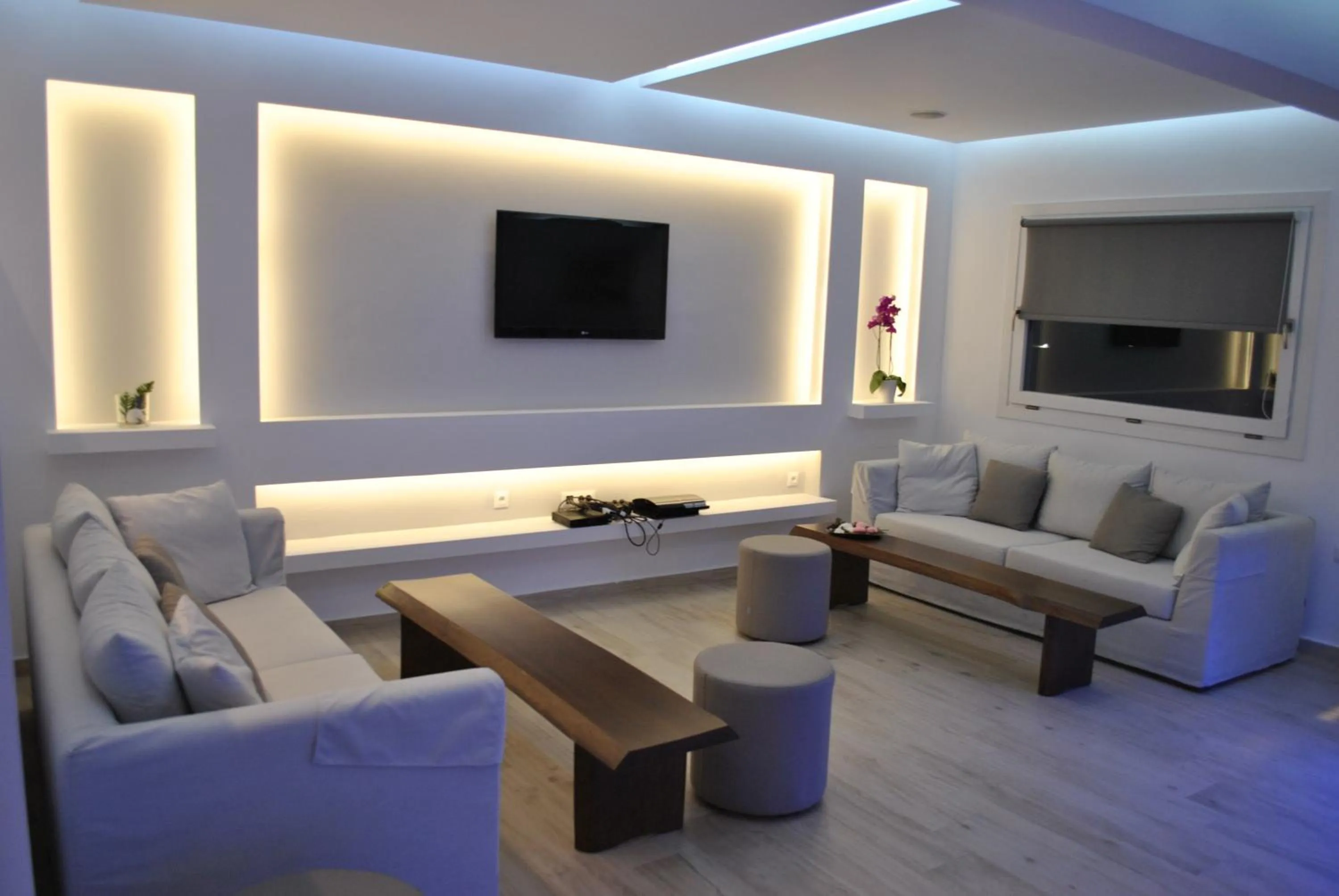 Communal lounge/ TV room in Petinaros Hotel